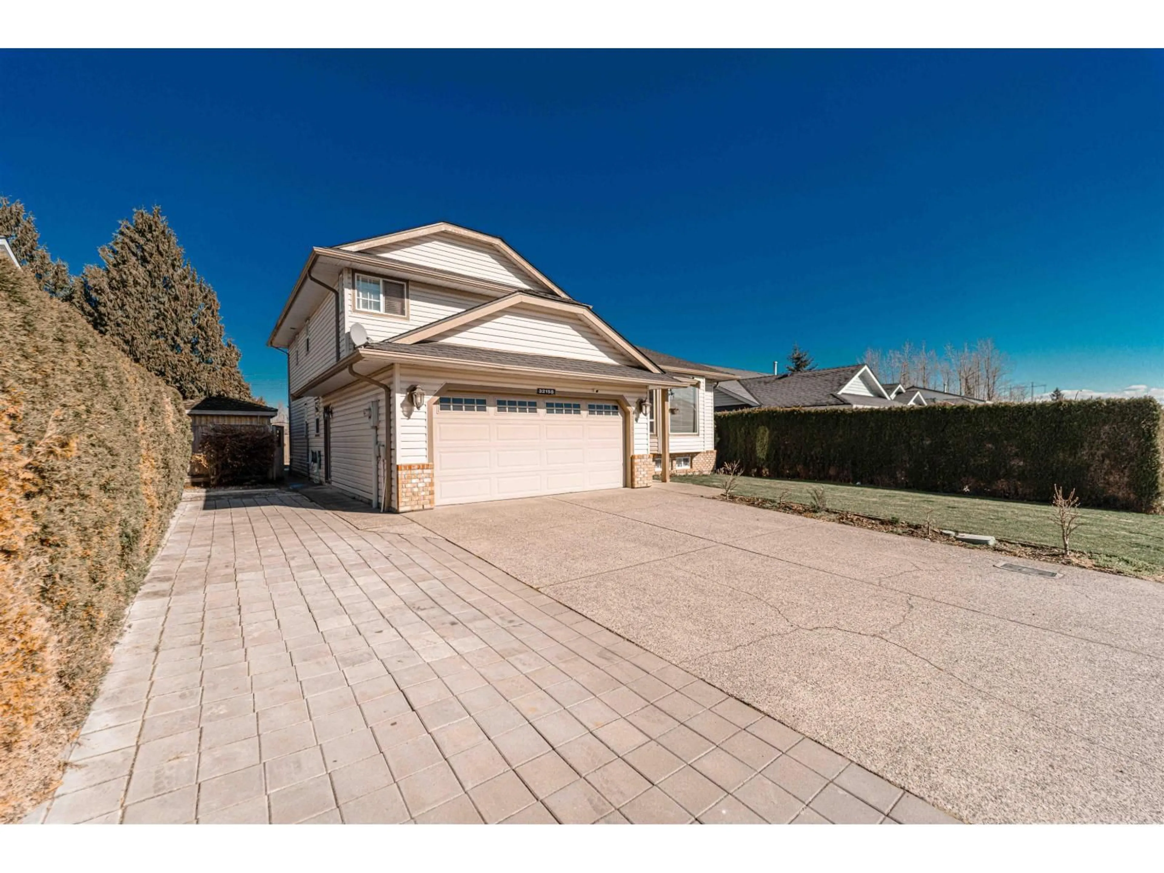 A pic from outside/outdoor area/front of a property/back of a property/a pic from drone, street for 32155 CLINTON AVENUE, Abbotsford British Columbia V2T5B5