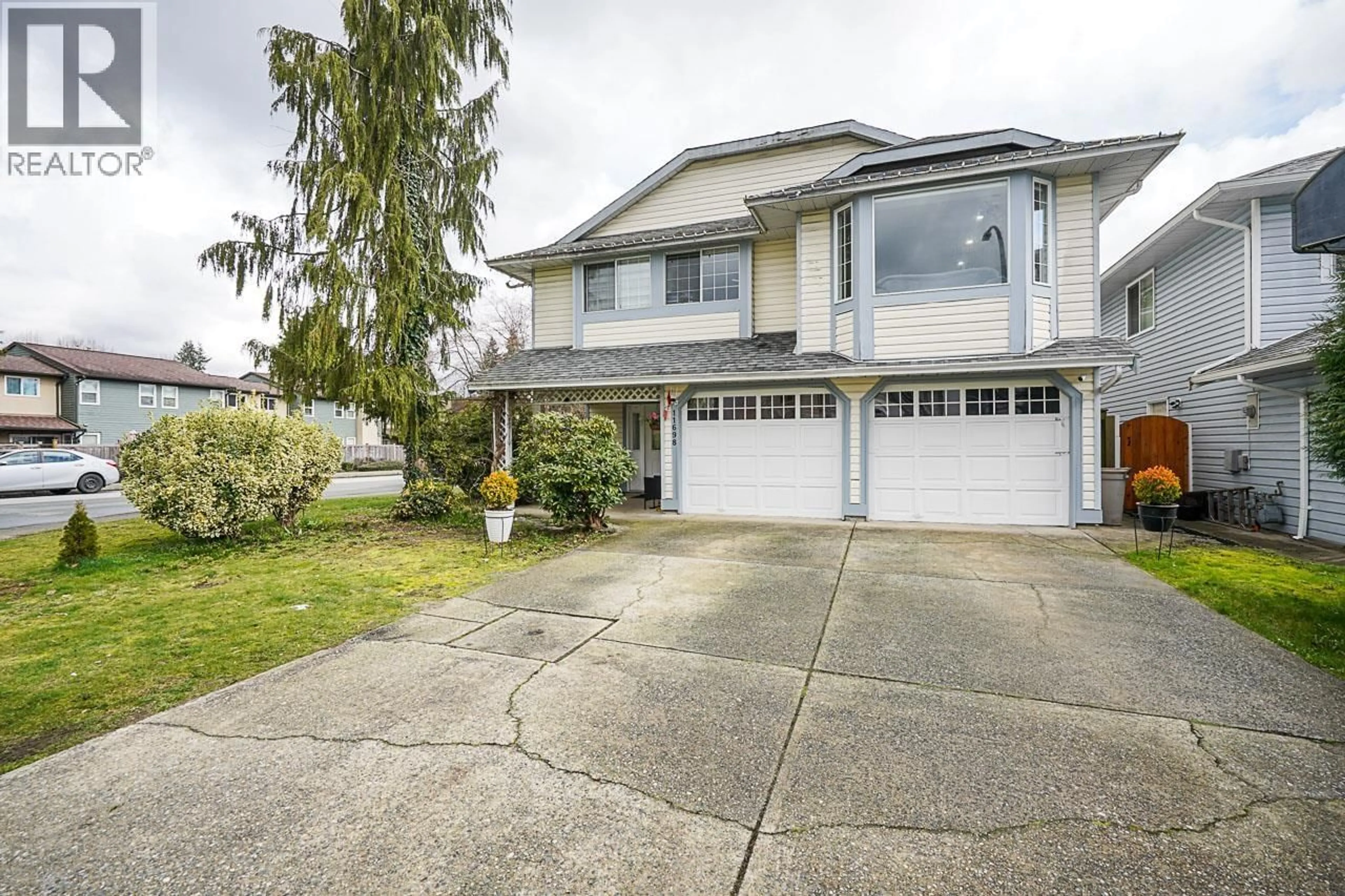 Home with vinyl exterior material, street for 11698 206A STREET, Maple Ridge British Columbia V2X0X8