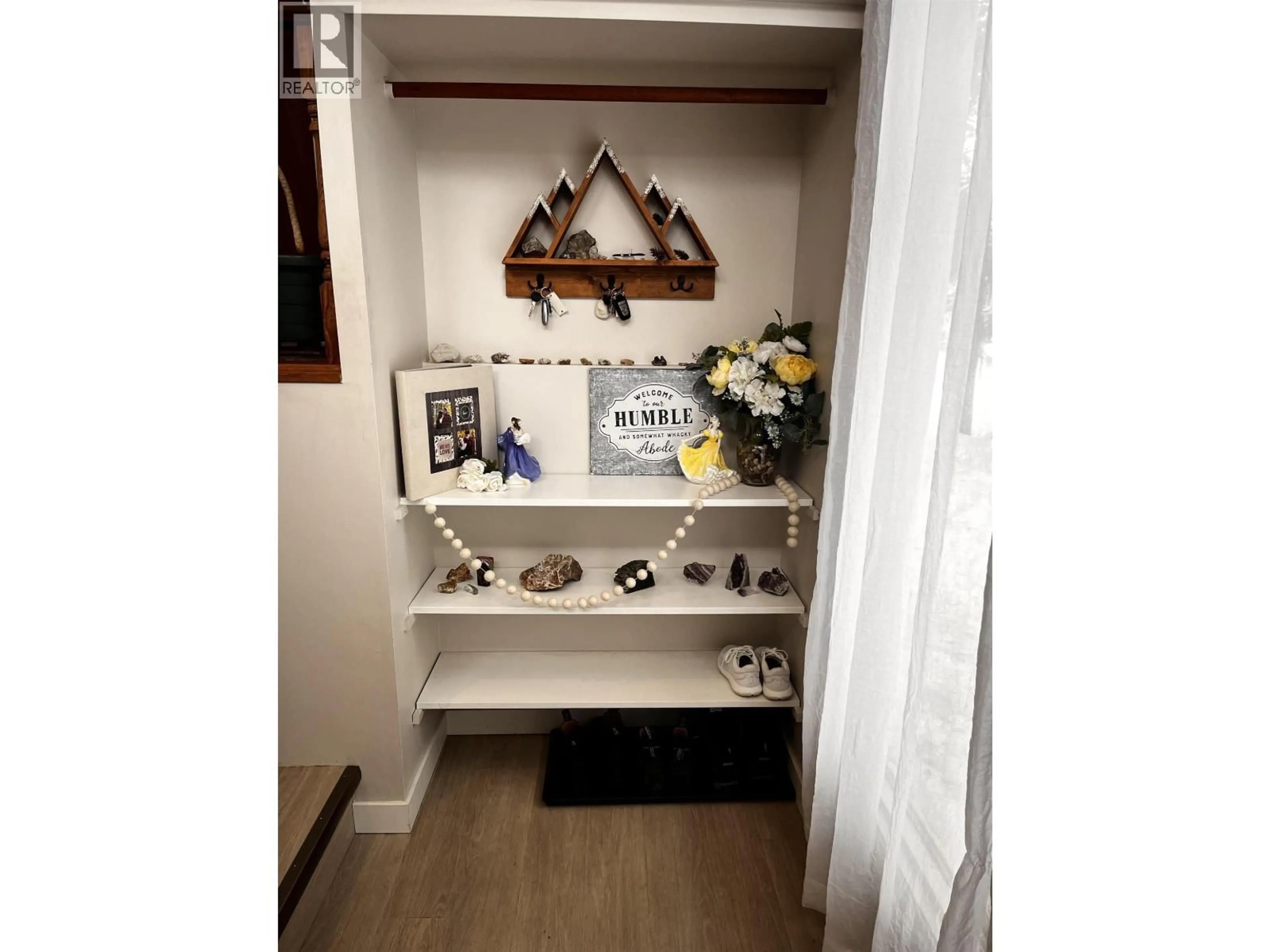Indoor entryway for 5609 LEHMAN STREET, Prince George British Columbia V2K1T8