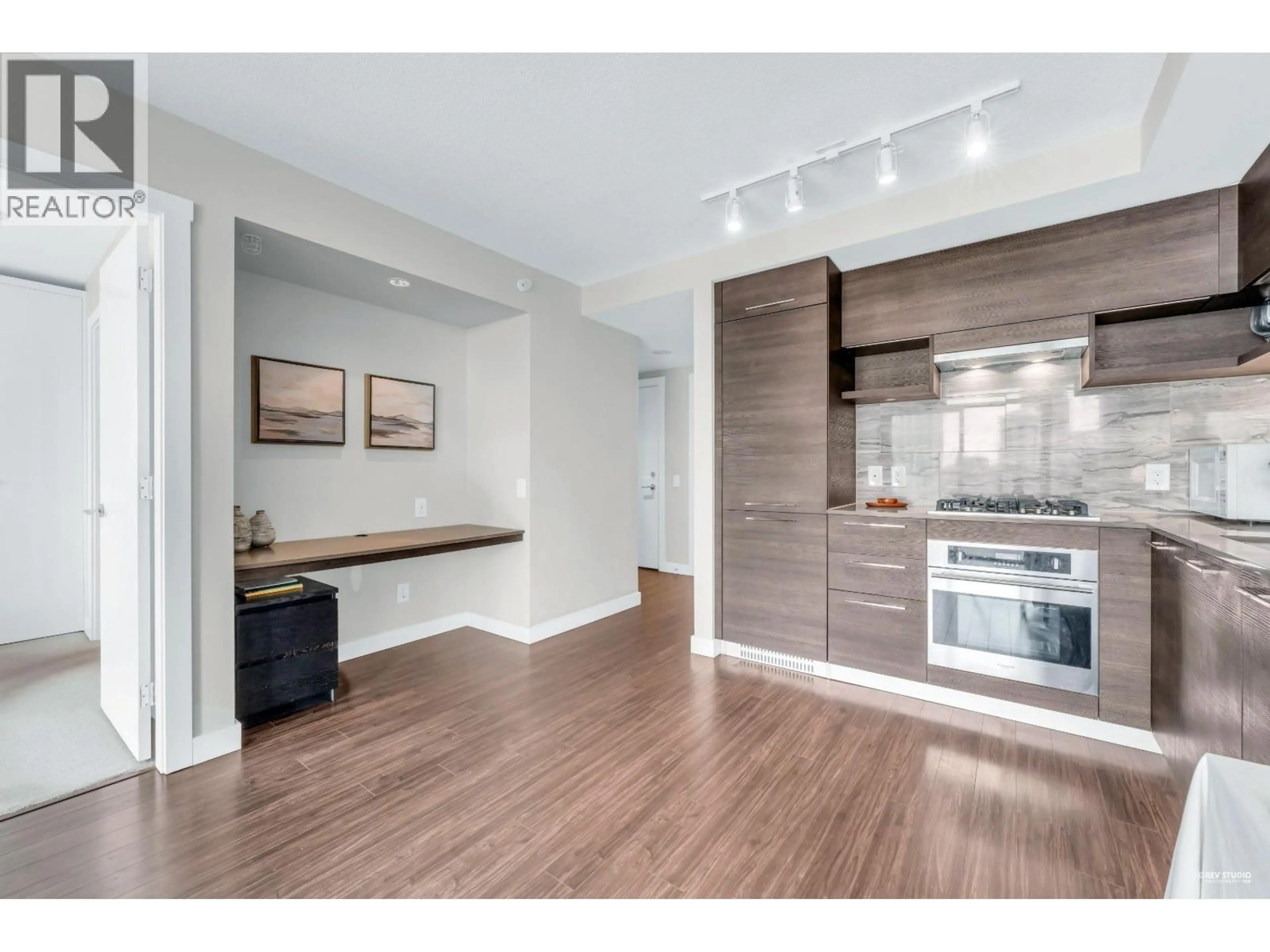 Open concept kitchen, wood/laminate floor for 1501 - 570 EMERSON STREET, Coquitlam British Columbia V3J0G3