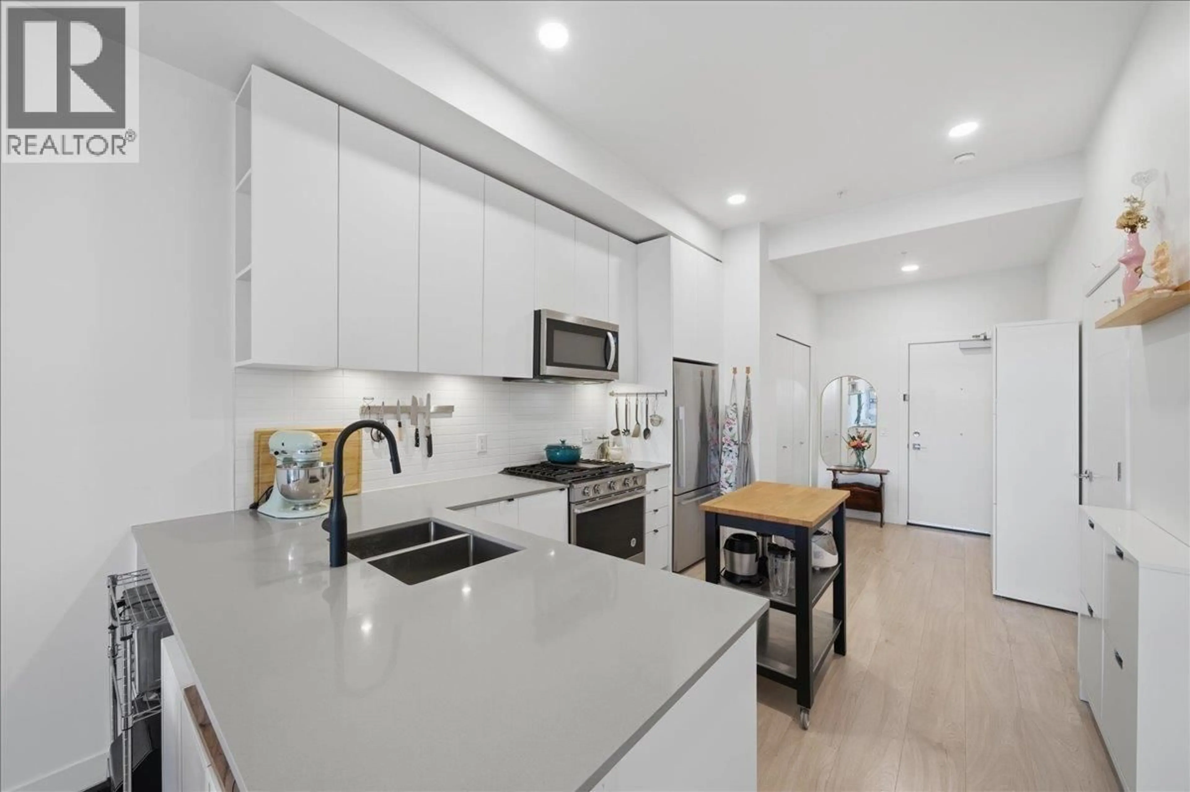 Open concept kitchen, ceramic/tile floor for 104 - 2345 RINDALL AVENUE, Port Coquitlam British Columbia V3C1V3