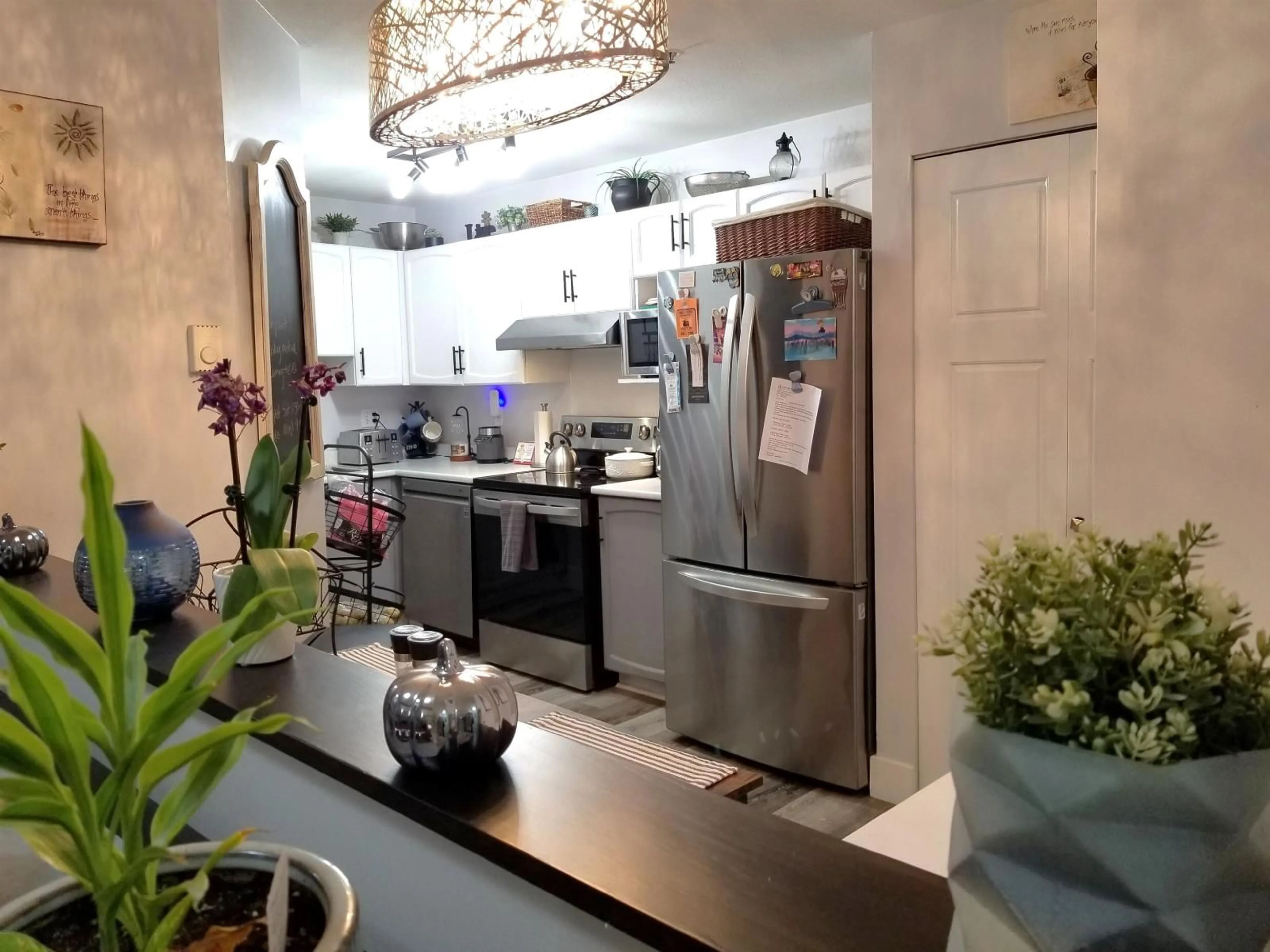 Open concept kitchen, ceramic/tile floor for 208 - 2964 TRETHEWEY STREET, Abbotsford British Columbia V2T6P4