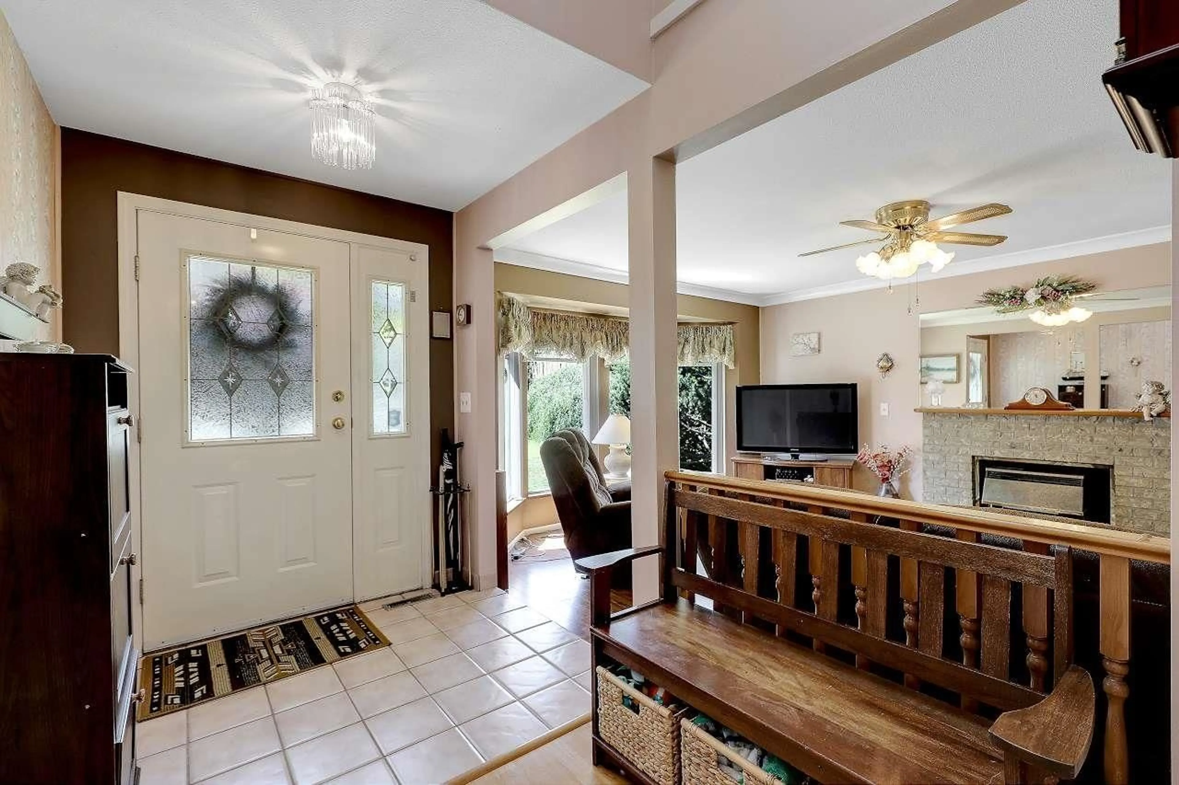 Indoor entryway for 15965 89 AVENUE, Surrey British Columbia V4N2Y9