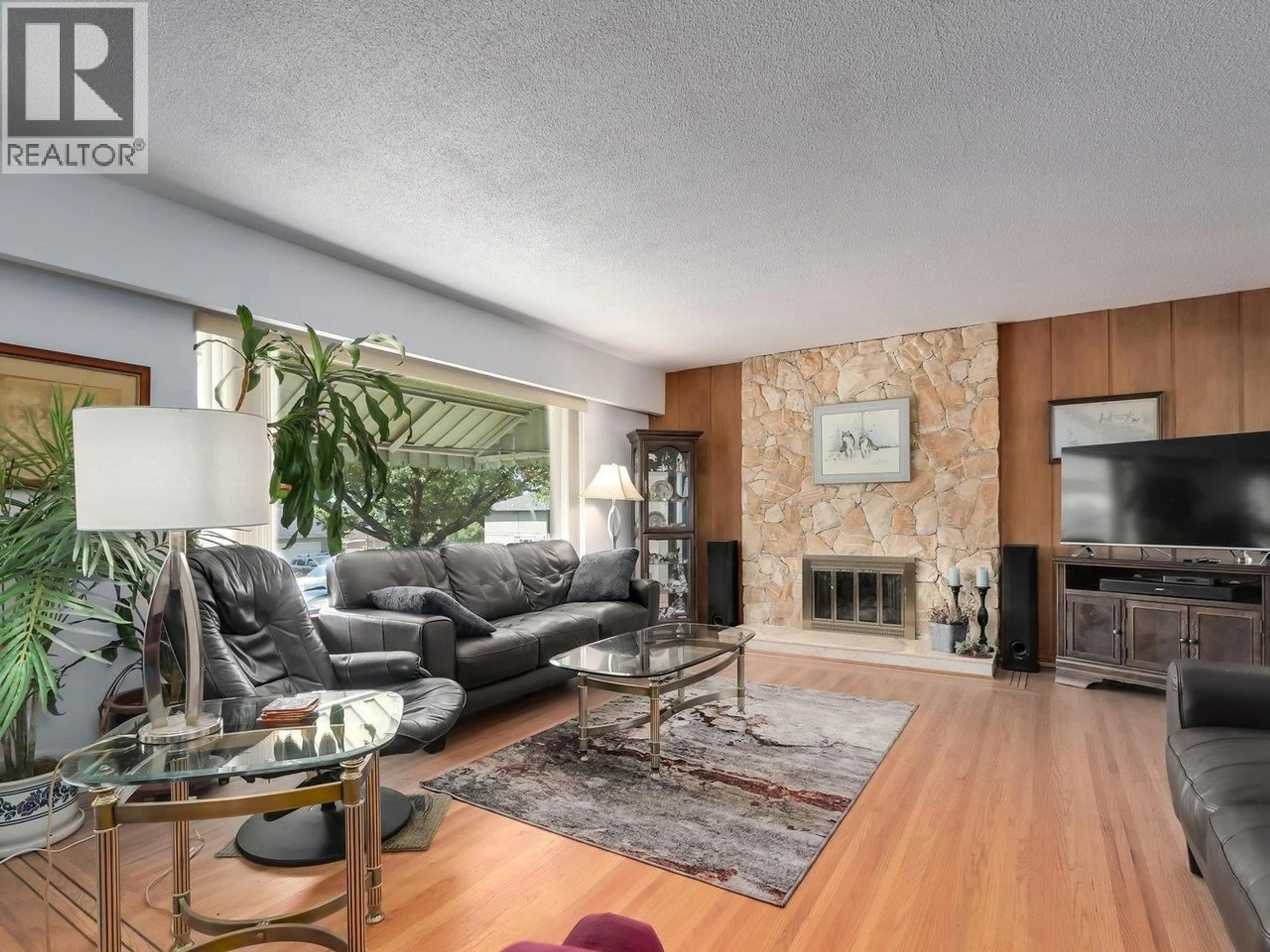 Living room with furniture, unknown for 4545 WILLIAM STREET, Burnaby British Columbia V5C3K5
