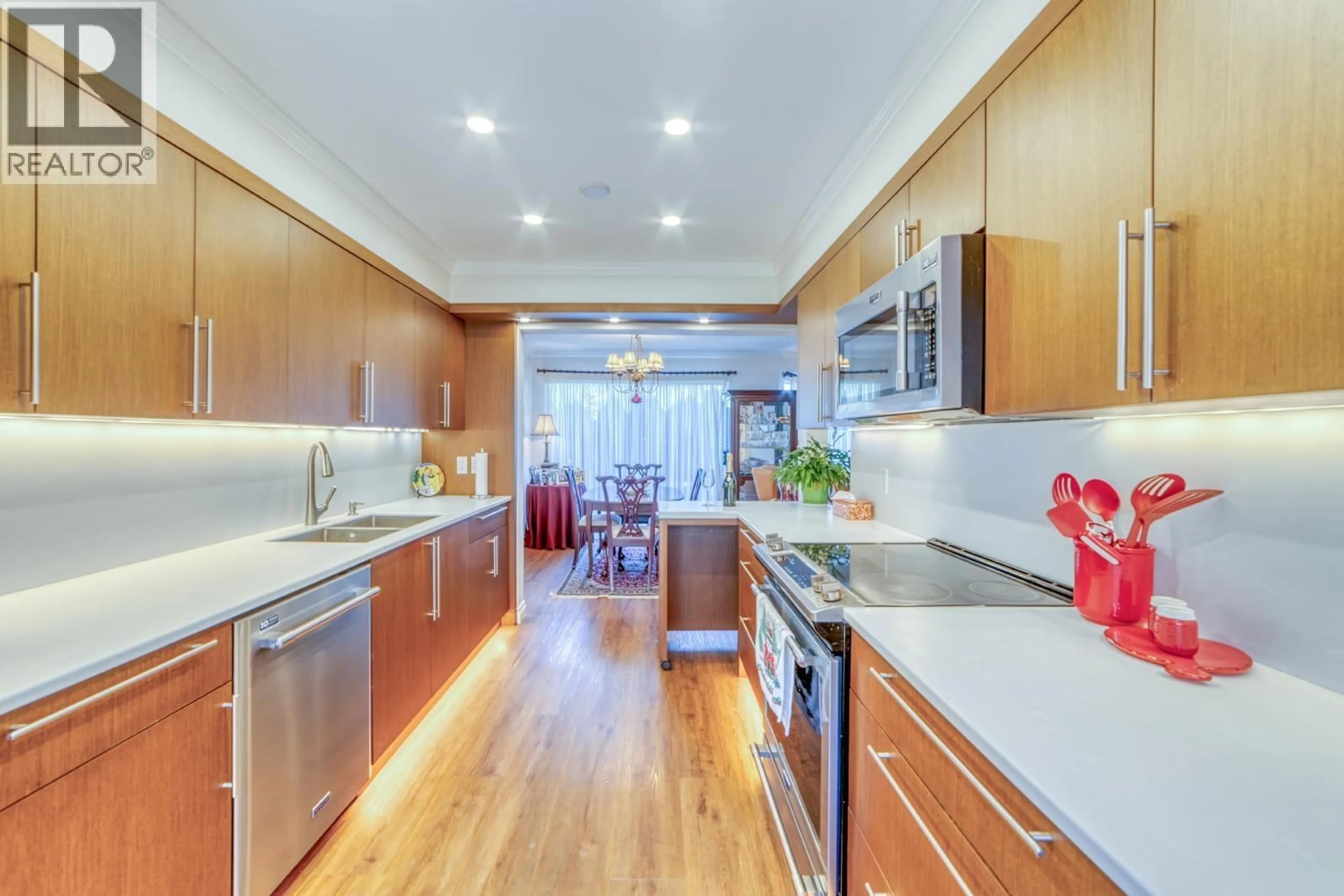 Open concept kitchen, unknown for 6 - 815 TOBRUCK AVENUE, North Vancouver British Columbia V7P1V9