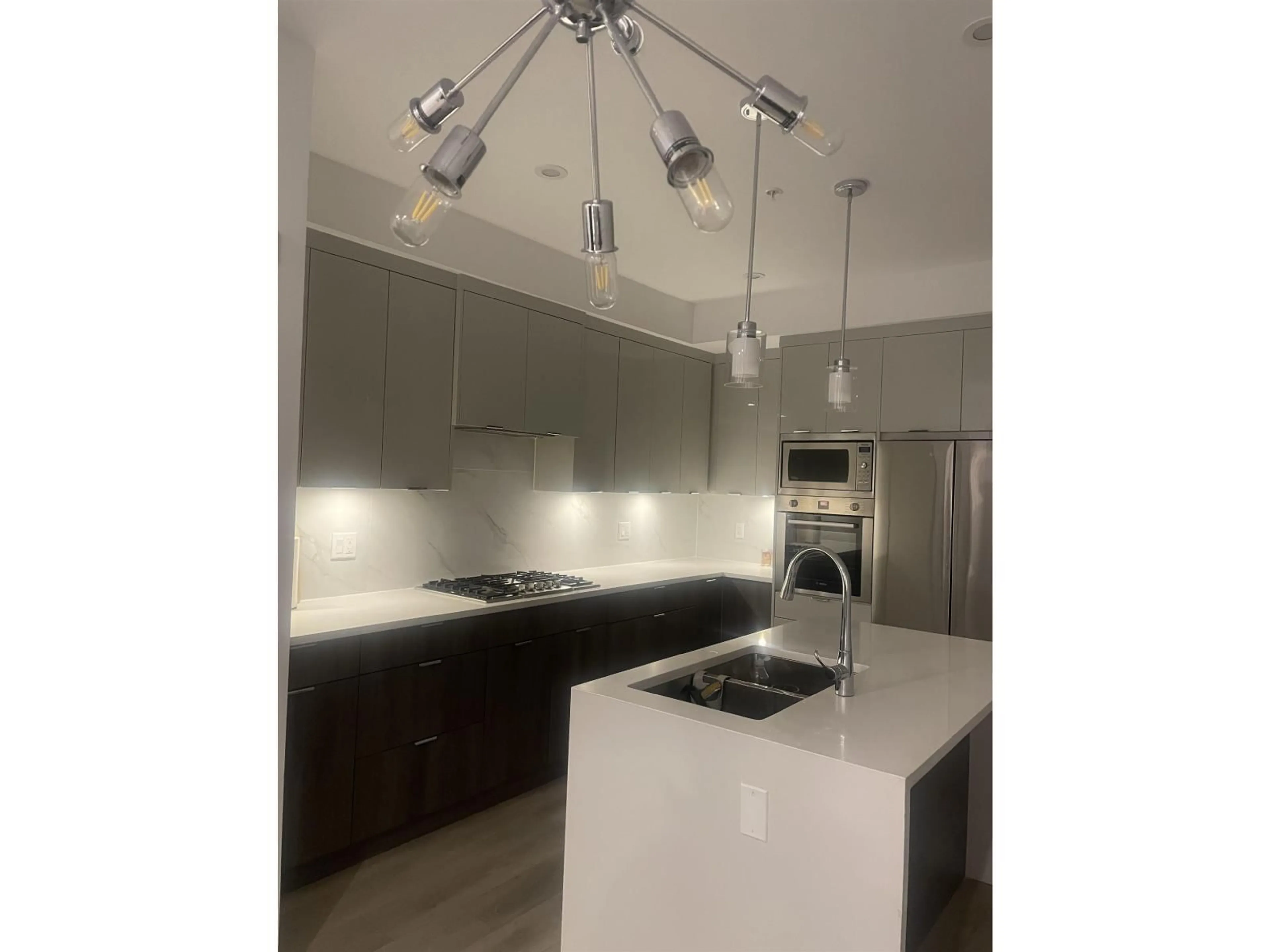 Contemporary kitchen, unknown for 406 - 14438 72 AVENUE, Surrey British Columbia V3S0B6