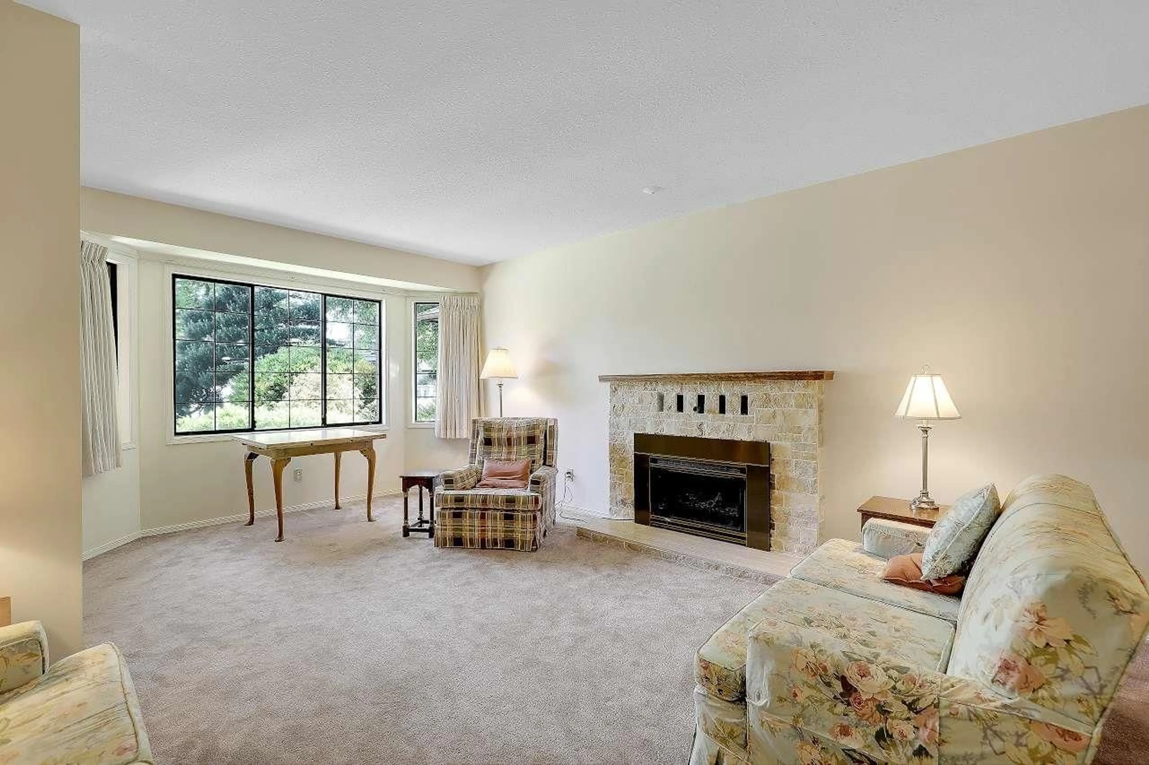 Living room with furniture, carpet floor for 15008 SOUTHMERE CLOSE, Surrey British Columbia V4A7T6