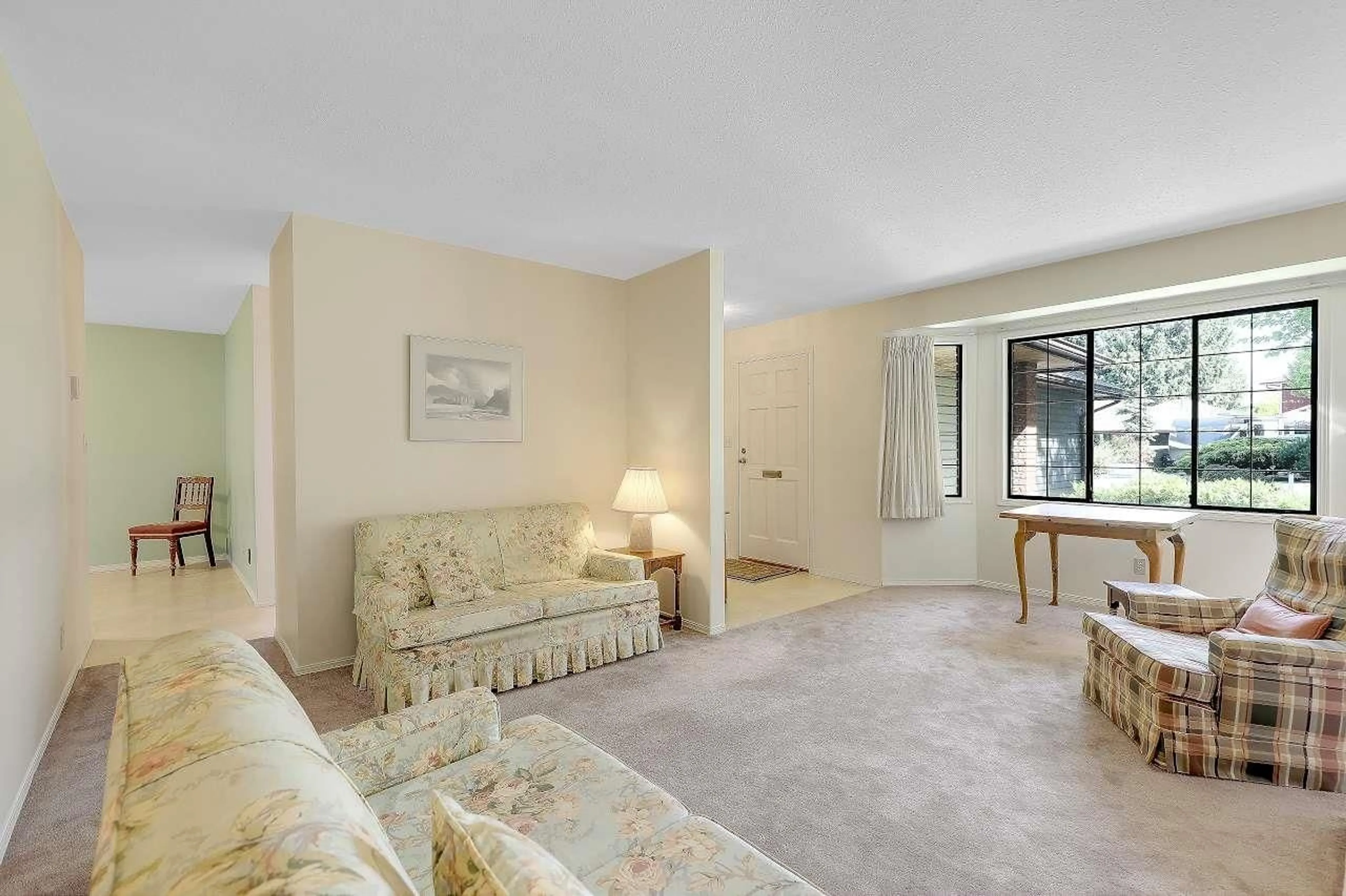 Living room with furniture, unknown for 15008 SOUTHMERE CLOSE, Surrey British Columbia V4A7T6
