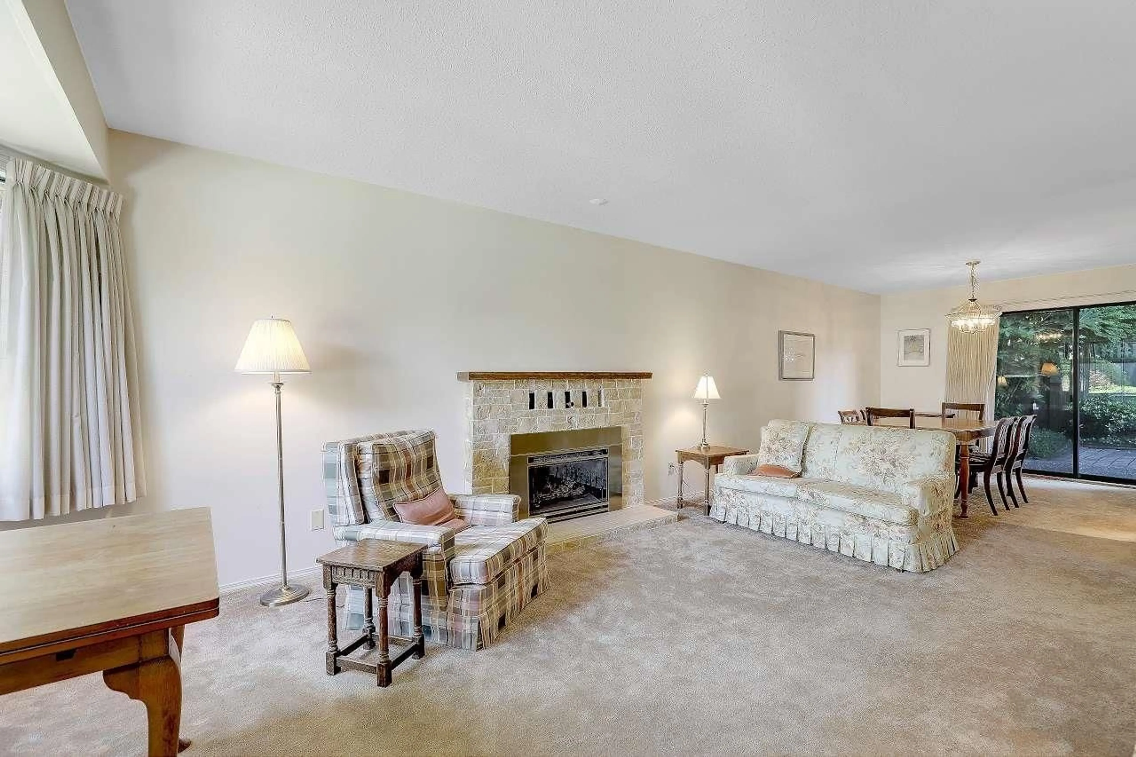 Living room with furniture, unknown for 15008 SOUTHMERE CLOSE, Surrey British Columbia V4A7T6