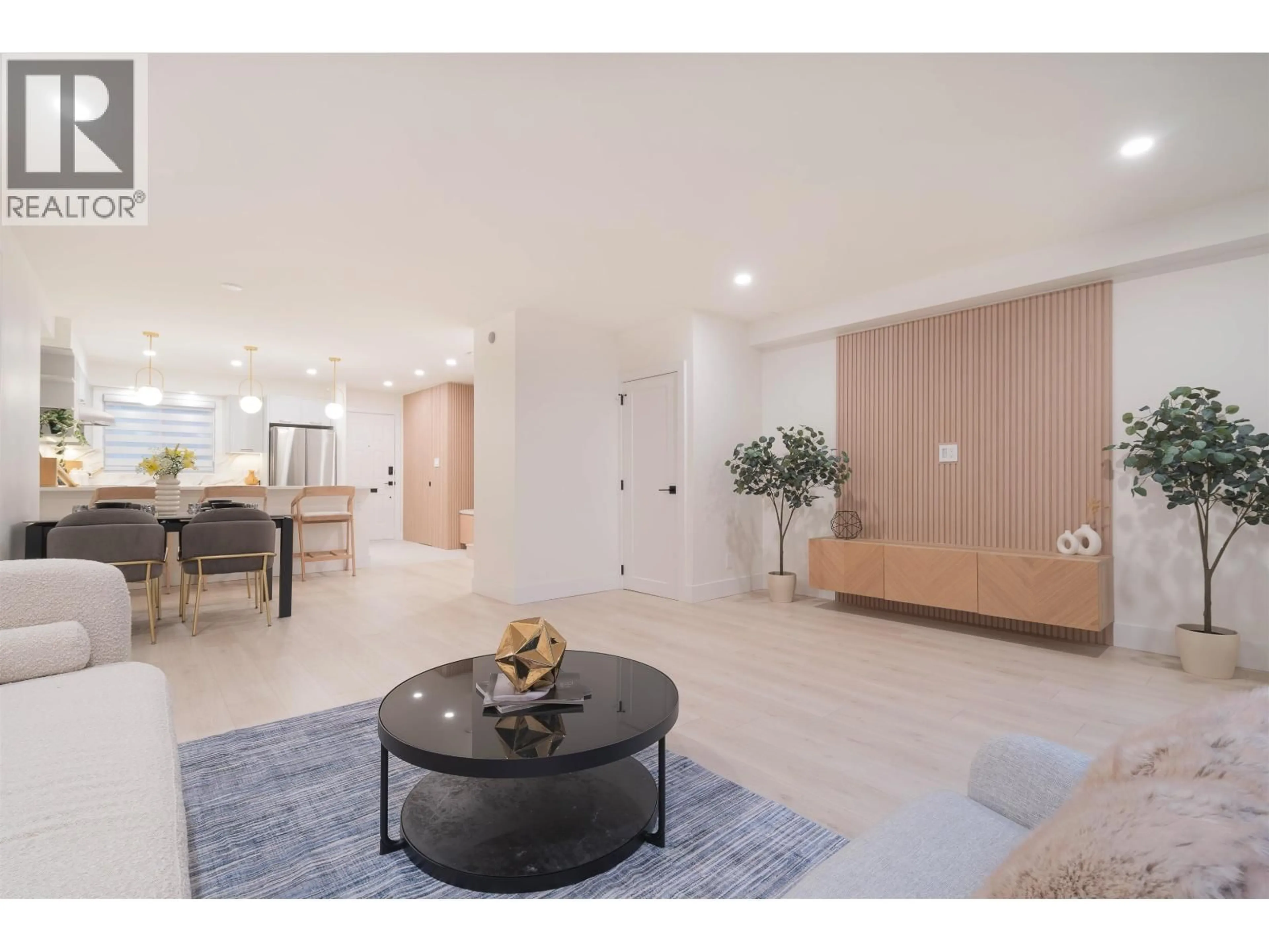 Indoor foyer for 2078 SPRINGER AVENUE, Burnaby British Columbia V5B3M5