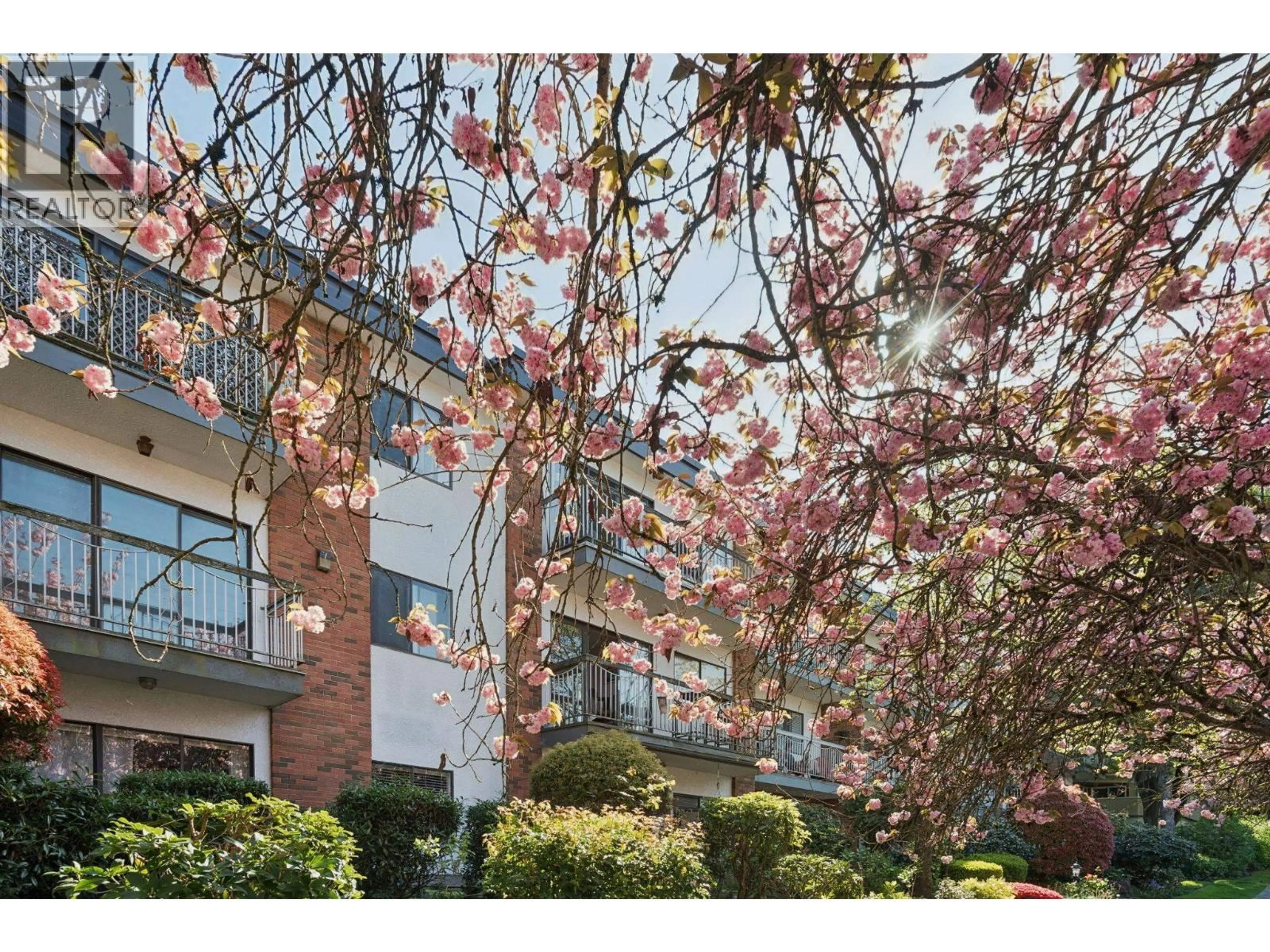 Patio, street for 213 - 1950 8TH AVENUE, Vancouver British Columbia V6J1W3