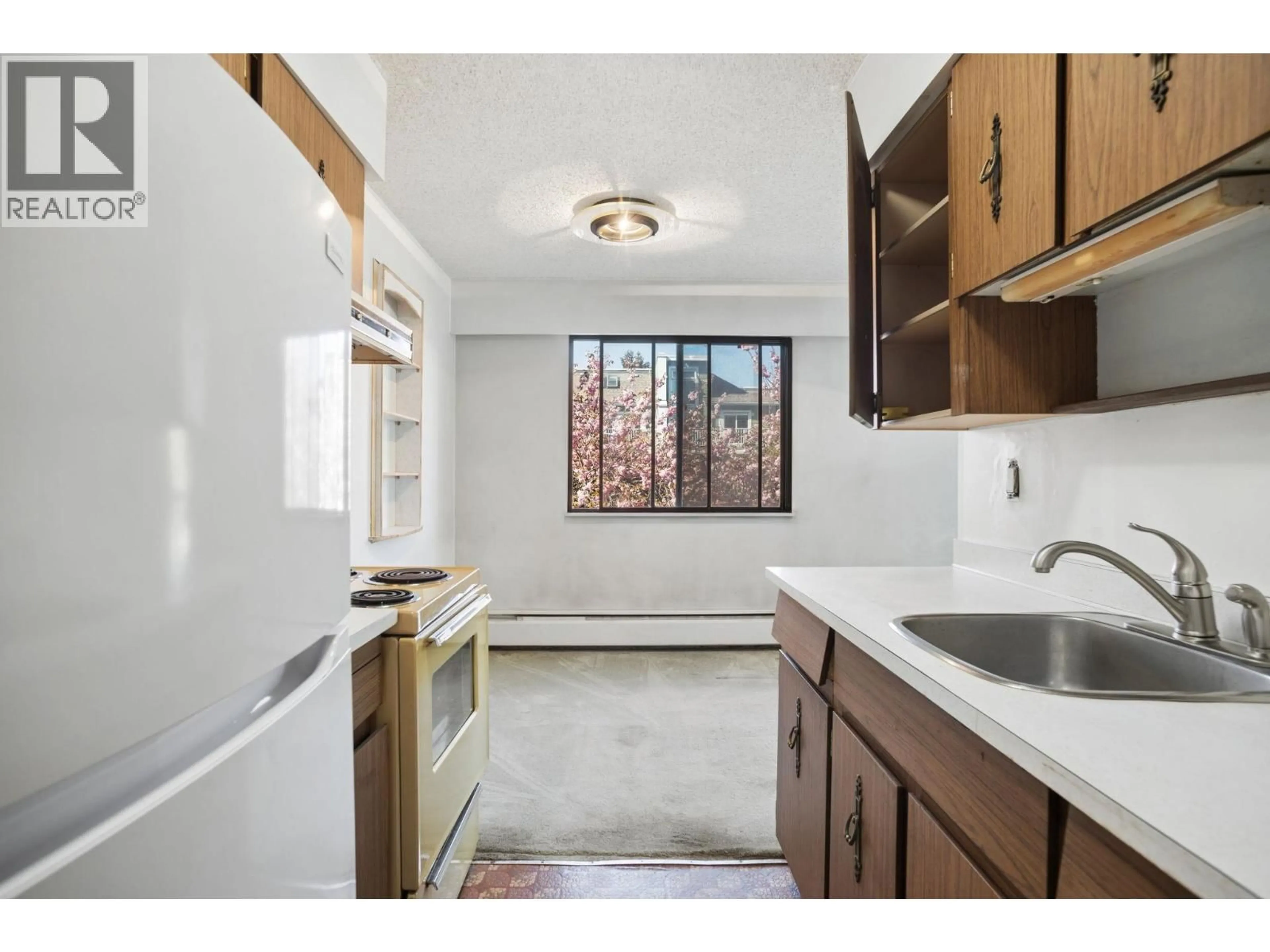 Standard kitchen, ceramic/tile floor for 213 - 1950 8TH AVENUE, Vancouver British Columbia V6J1W3