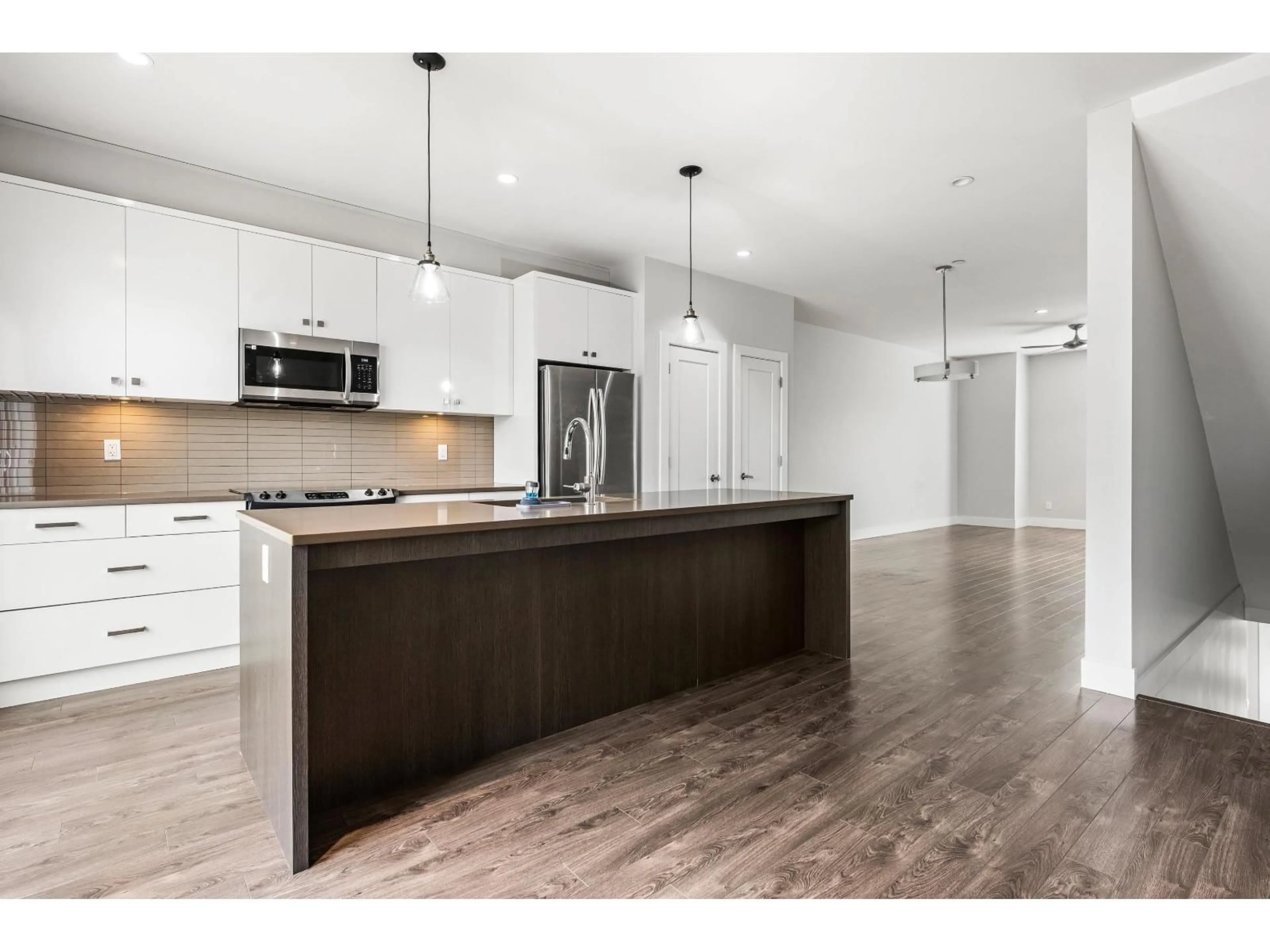 Open concept kitchen, wood/laminate floor for 3 - 45615 TAMIHI WAY, Chilliwack British Columbia V2R0X4