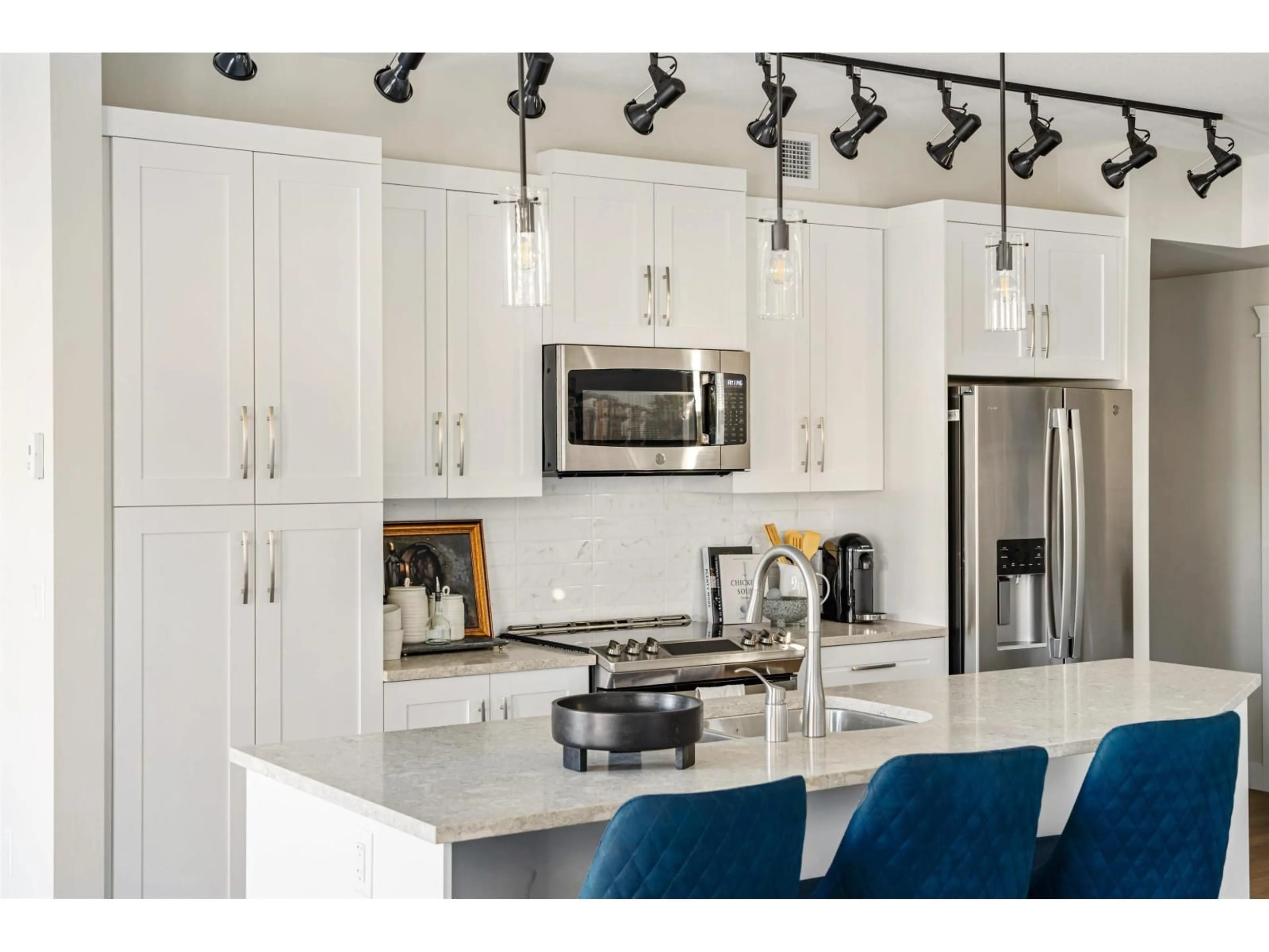 Contemporary kitchen, unknown for 518 - 11035 RAVINE ROAD, Surrey British Columbia V0V0V0