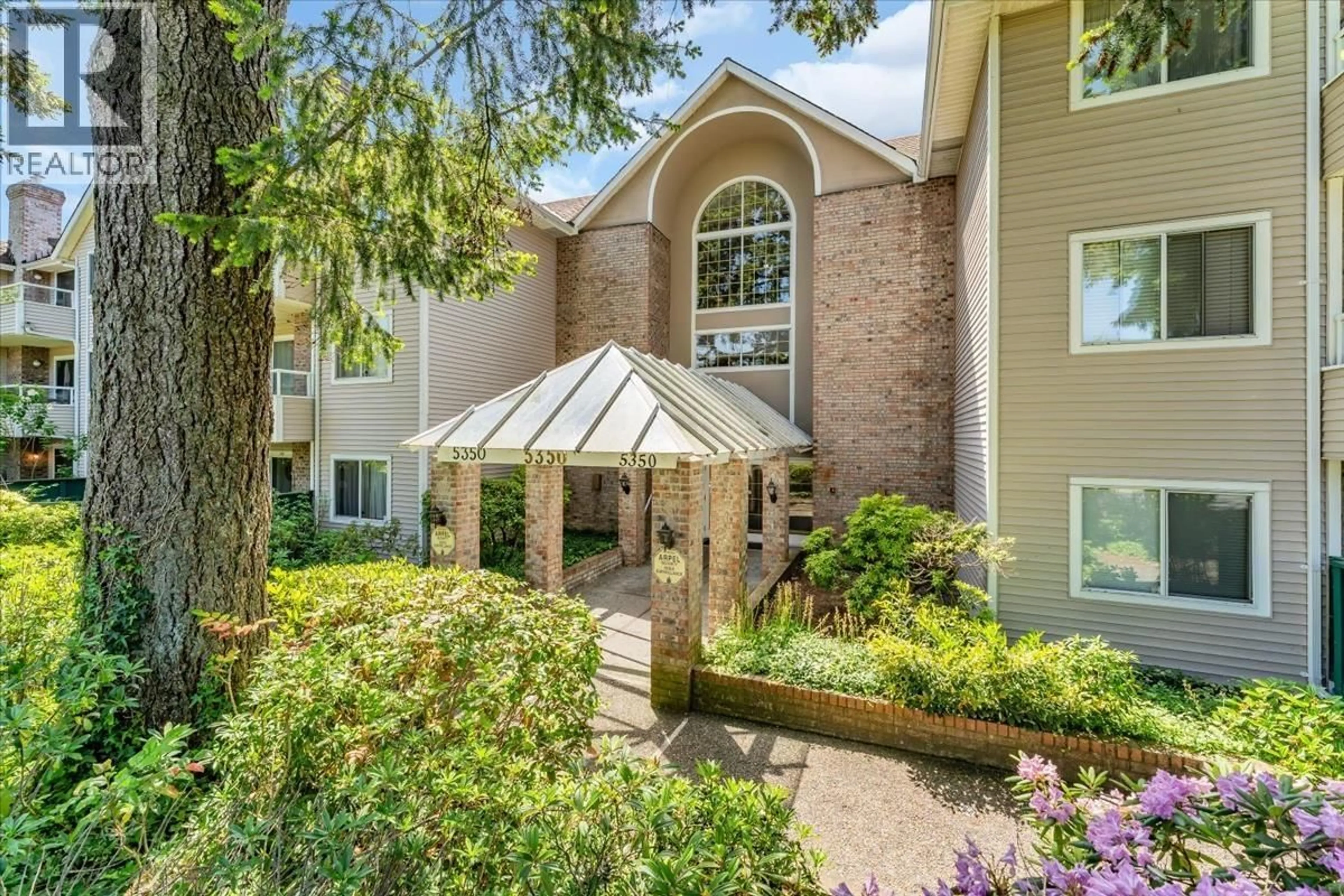Indoor foyer for 107 - 5350 VICTORY STREET, Burnaby British Columbia V5J1T1