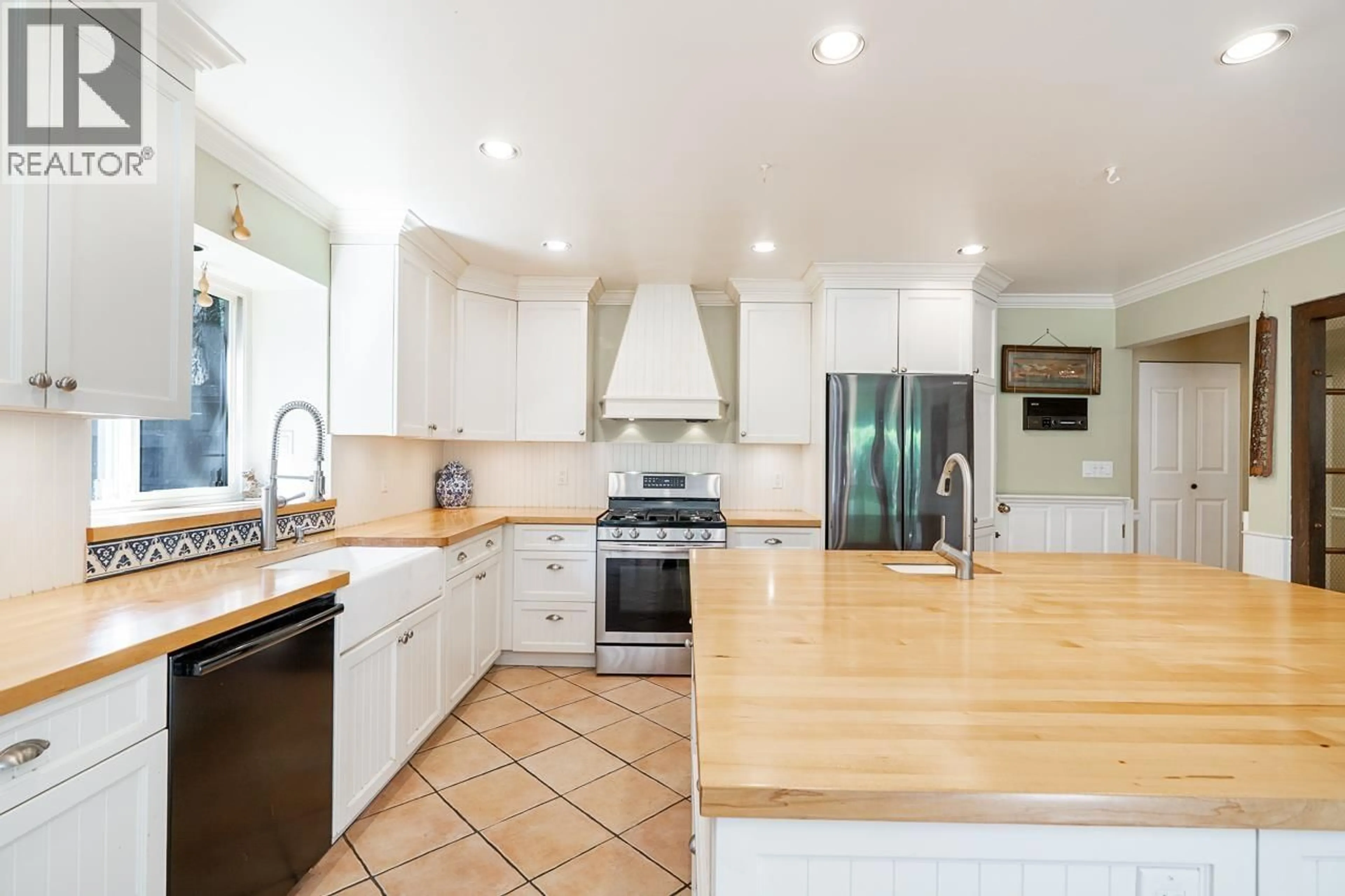 Open concept kitchen, ceramic/tile floor for 4346 CAPILANO ROAD, North Vancouver British Columbia V7R4J7
