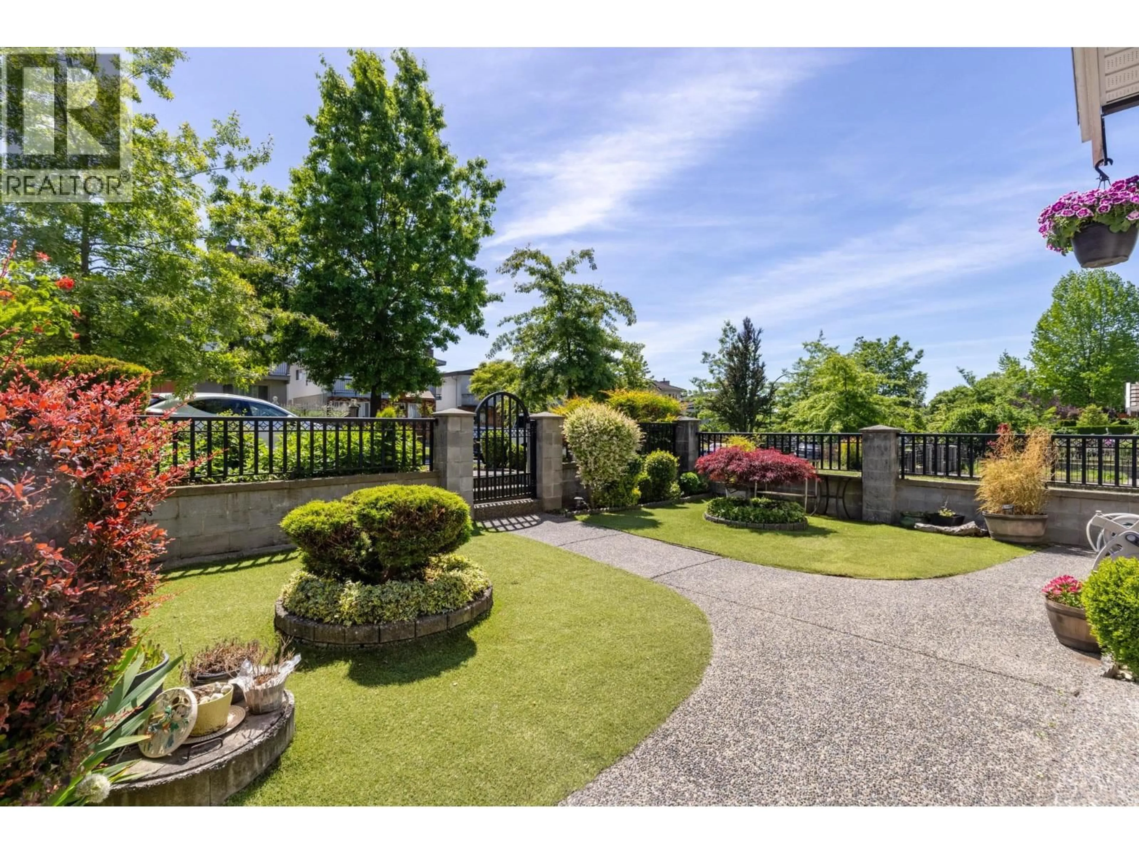 A pic from outside/outdoor area/front of a property/back of a property/a pic from drone, street for 2643 8TH AVENUE, Vancouver British Columbia V5M1W4