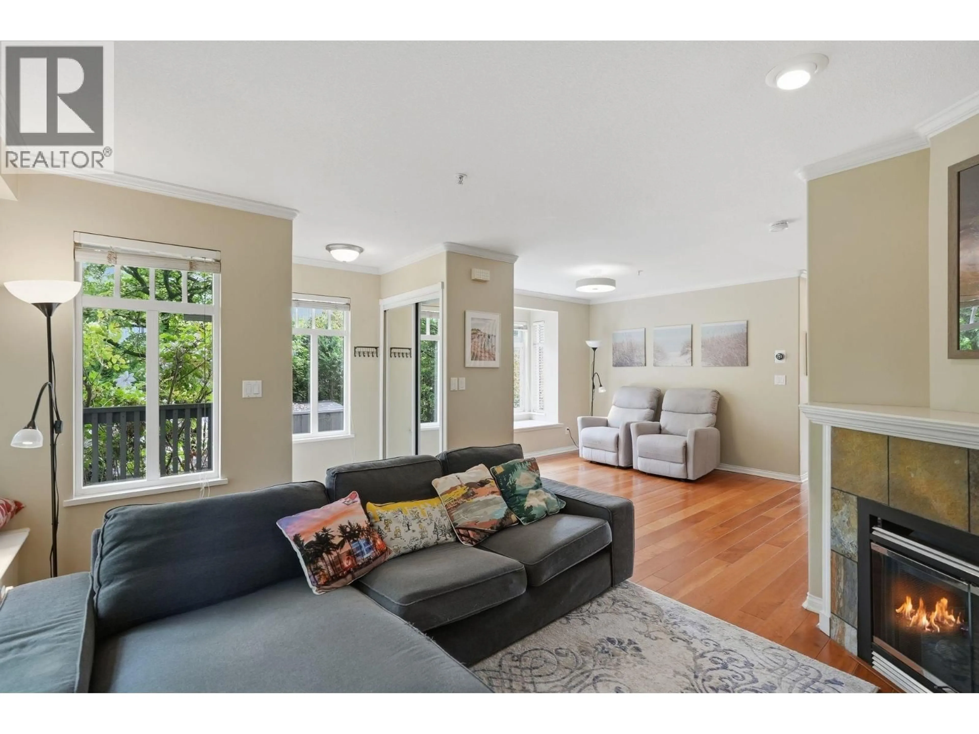 Living room with furniture, unknown for 203 6TH STREET, North Vancouver British Columbia V7M1K7