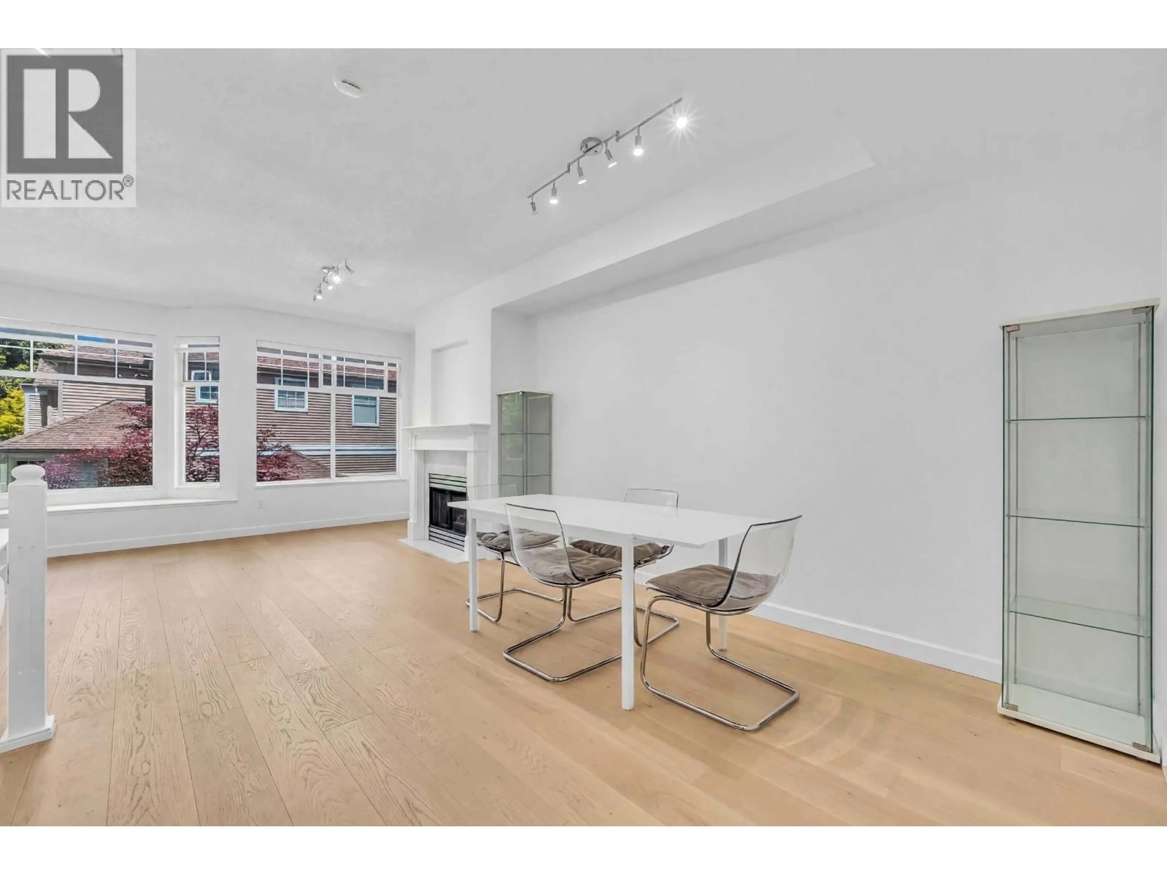 A pic of a room for 22 - 5950 OAKDALE ROAD, Burnaby British Columbia V5H4R5