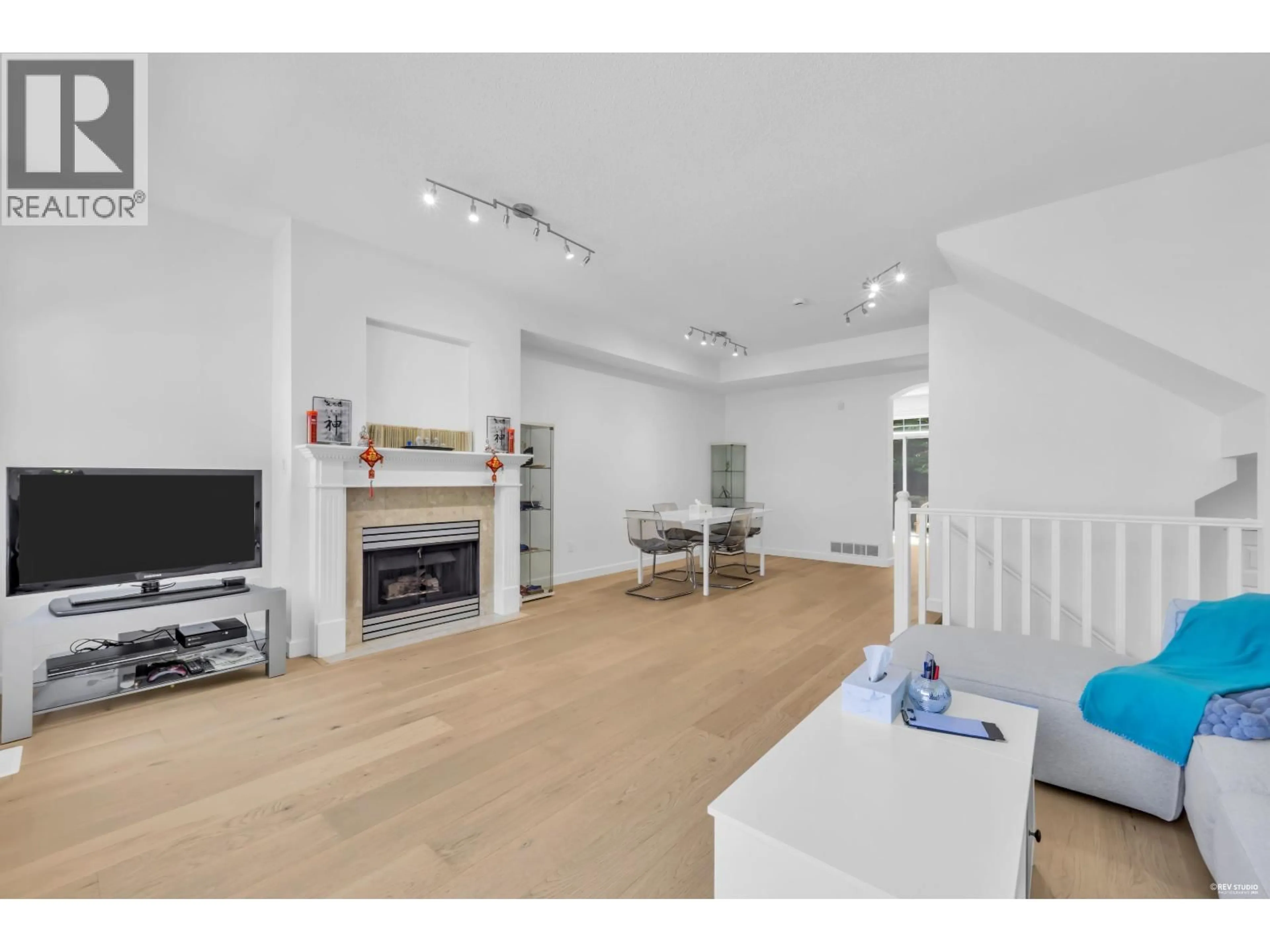 Living room with furniture, unknown for 22 - 5950 OAKDALE ROAD, Burnaby British Columbia V5H4R5