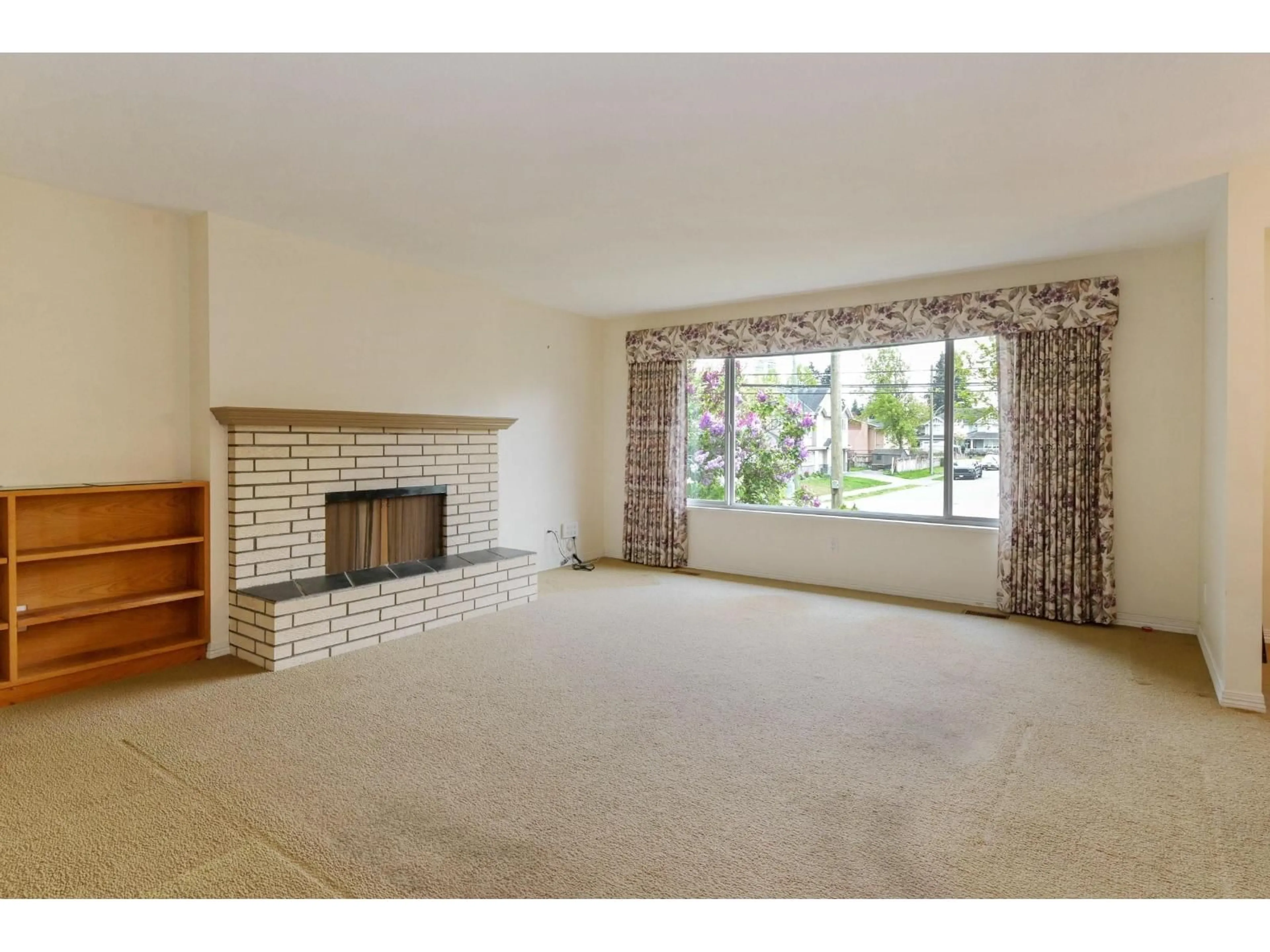 Living room with furniture, carpet floor for 11755 84 AVENUE, Delta British Columbia V4C2M4
