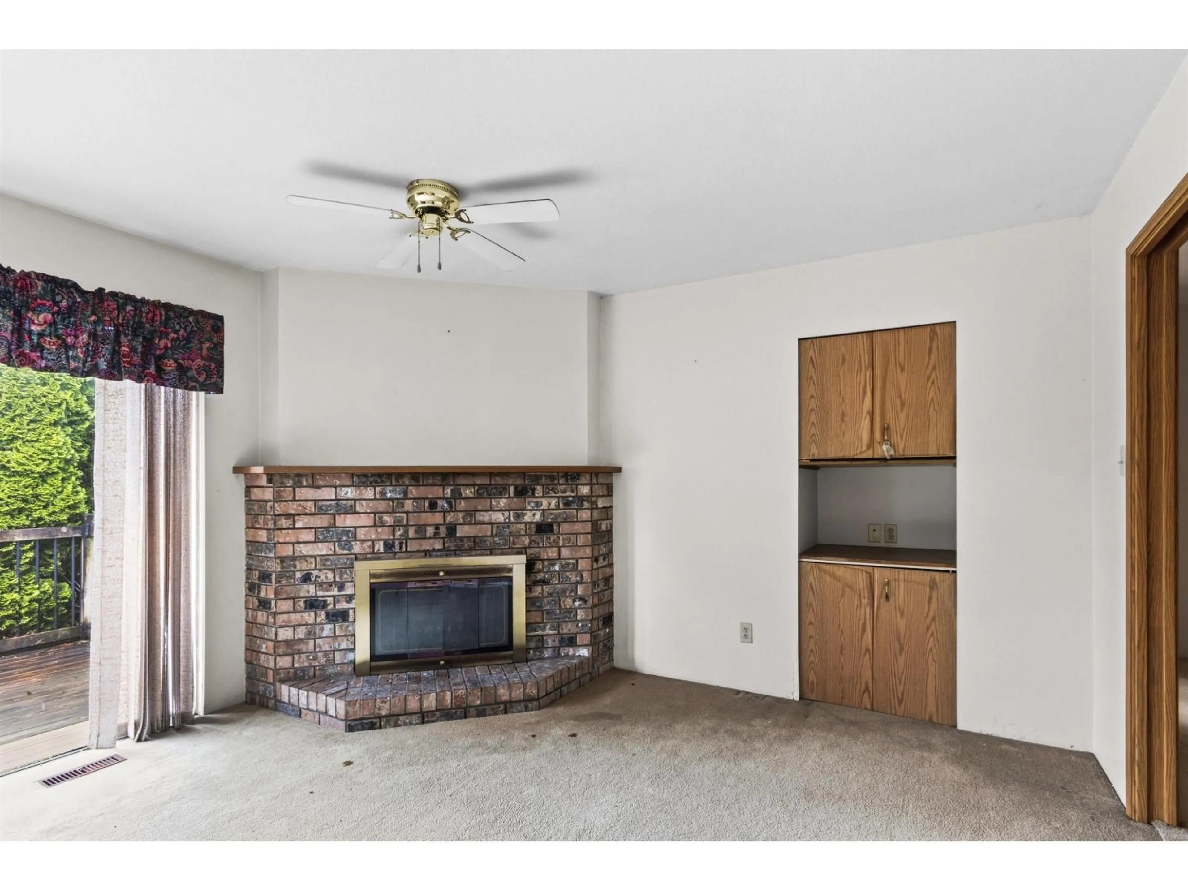 Living room with furniture, ceramic/tile floor for 9381 139 STREET, Surrey British Columbia V3V7K9