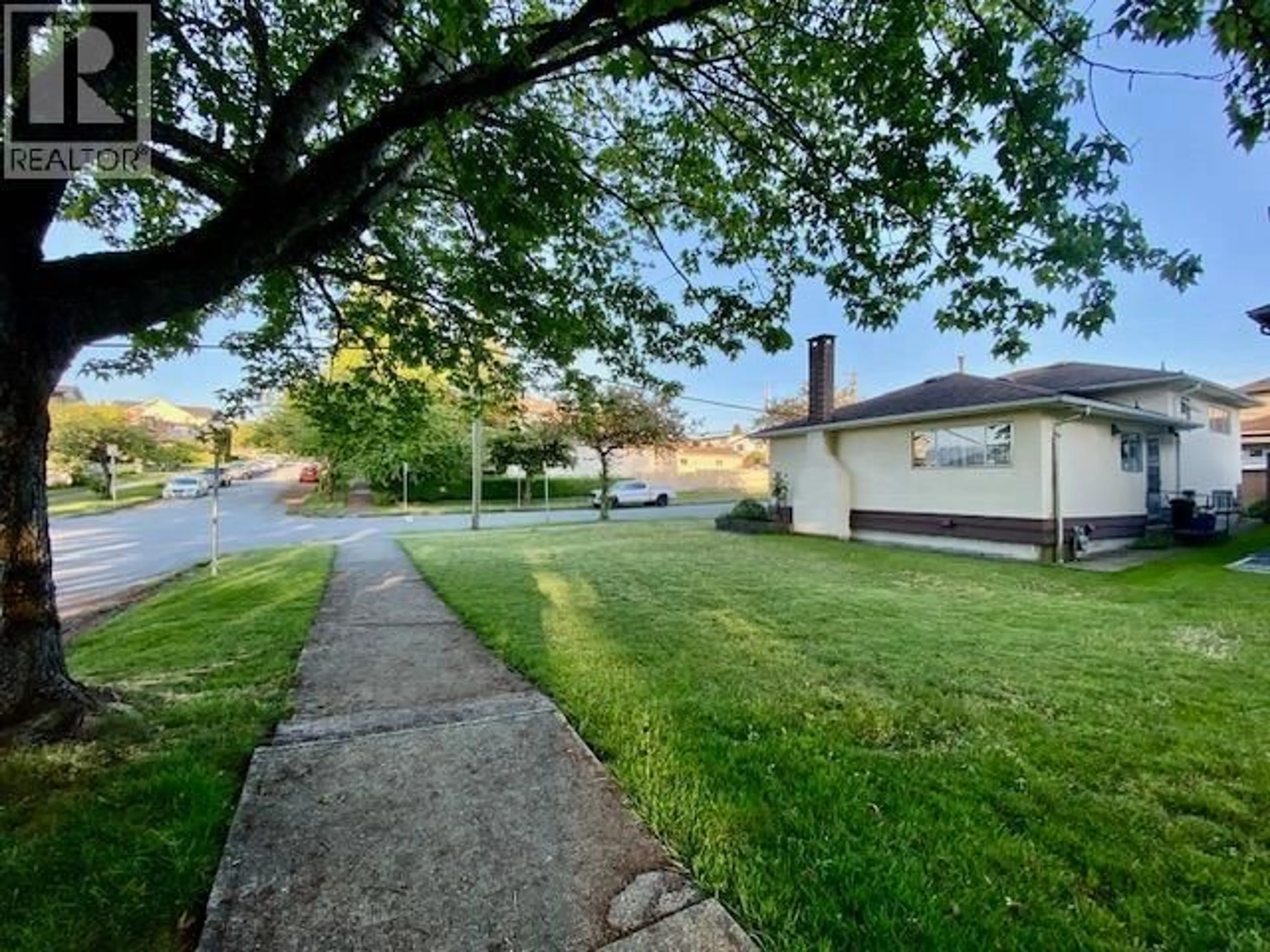 A pic from outside/outdoor area/front of a property/back of a property/a pic from drone, street for 3925 PENTICTON STREET, Vancouver British Columbia V5R1X7
