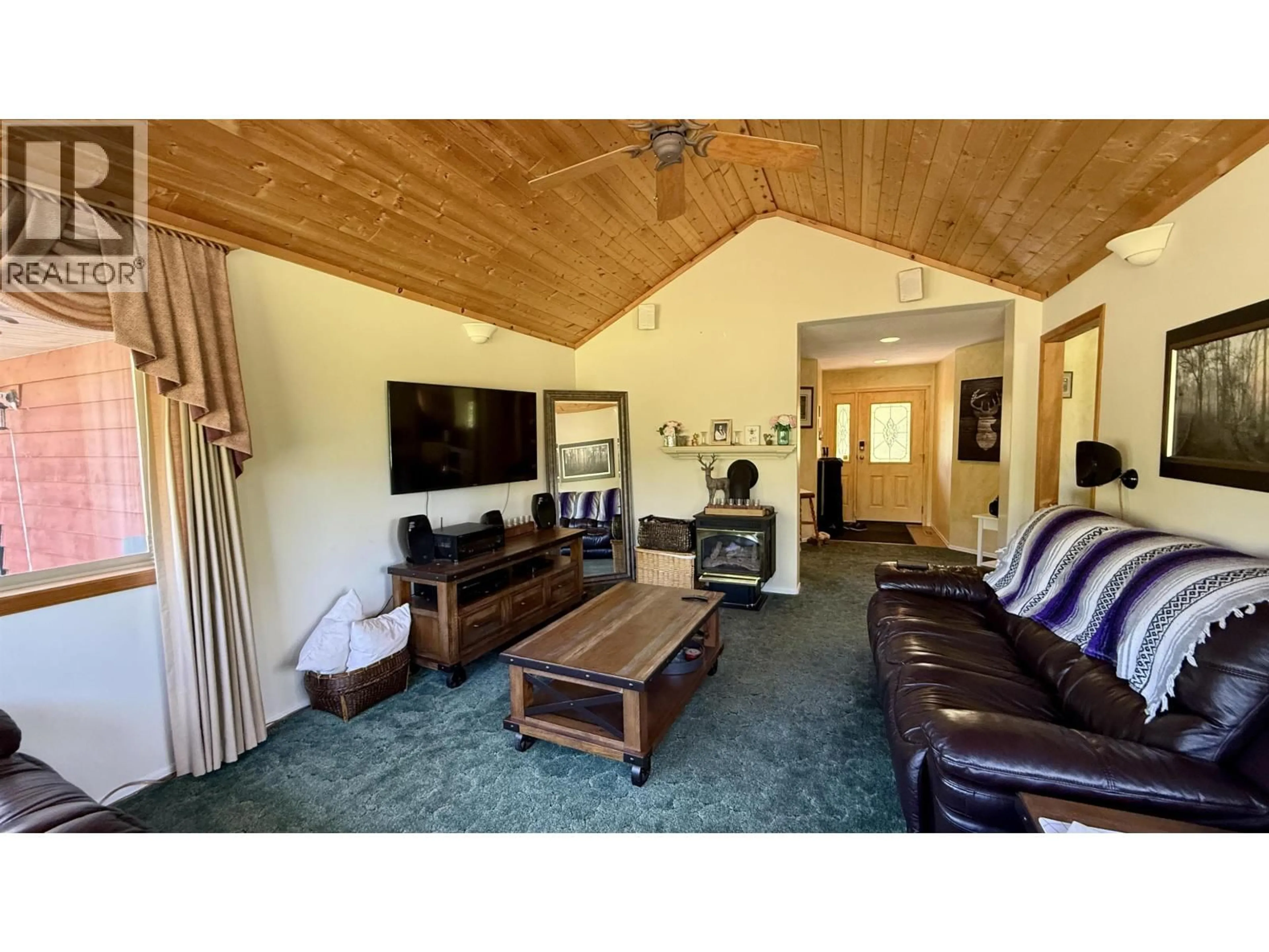 Living room with furniture, wood/laminate floor for 7364 WATCH LAKE ROAD, Lone Butte British Columbia V0K1X0