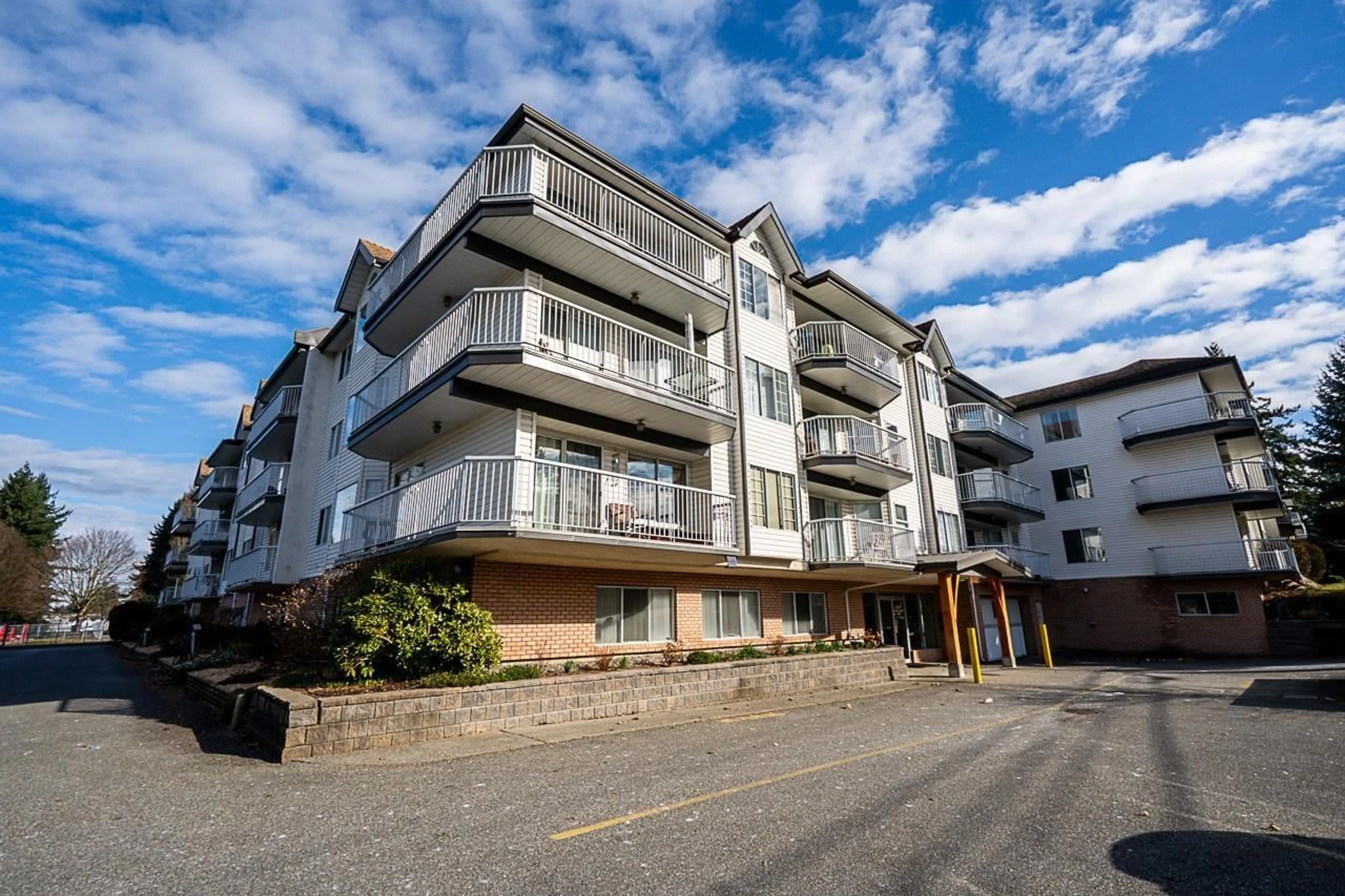 Patio, building for 219 - 33535 KING ROAD, Abbotsford British Columbia V2S6Z5