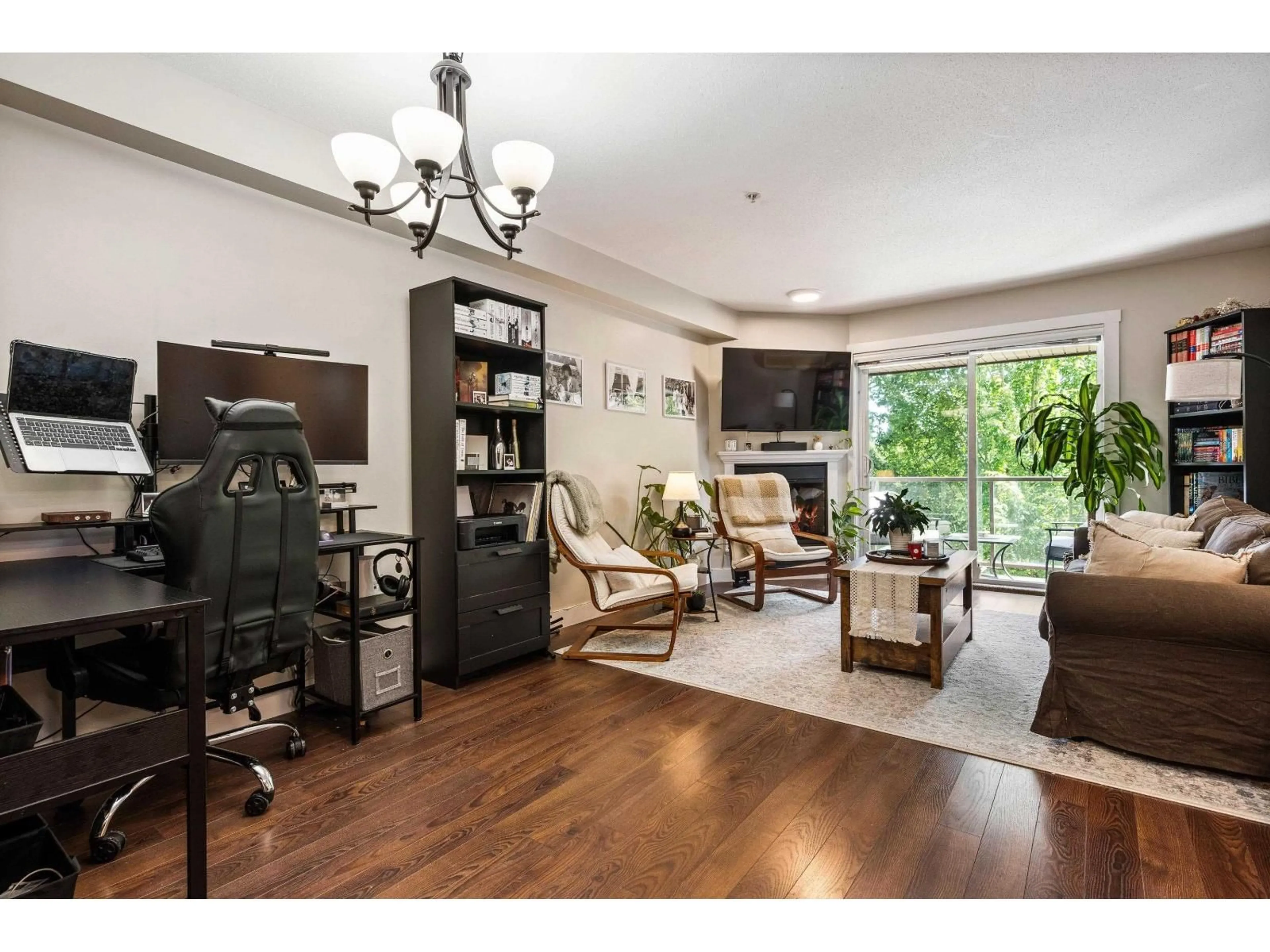 Living room with furniture, wood/laminate floor for 309 - 2038 SANDALWOOD CRESCENT, Abbotsford British Columbia V2S3H6