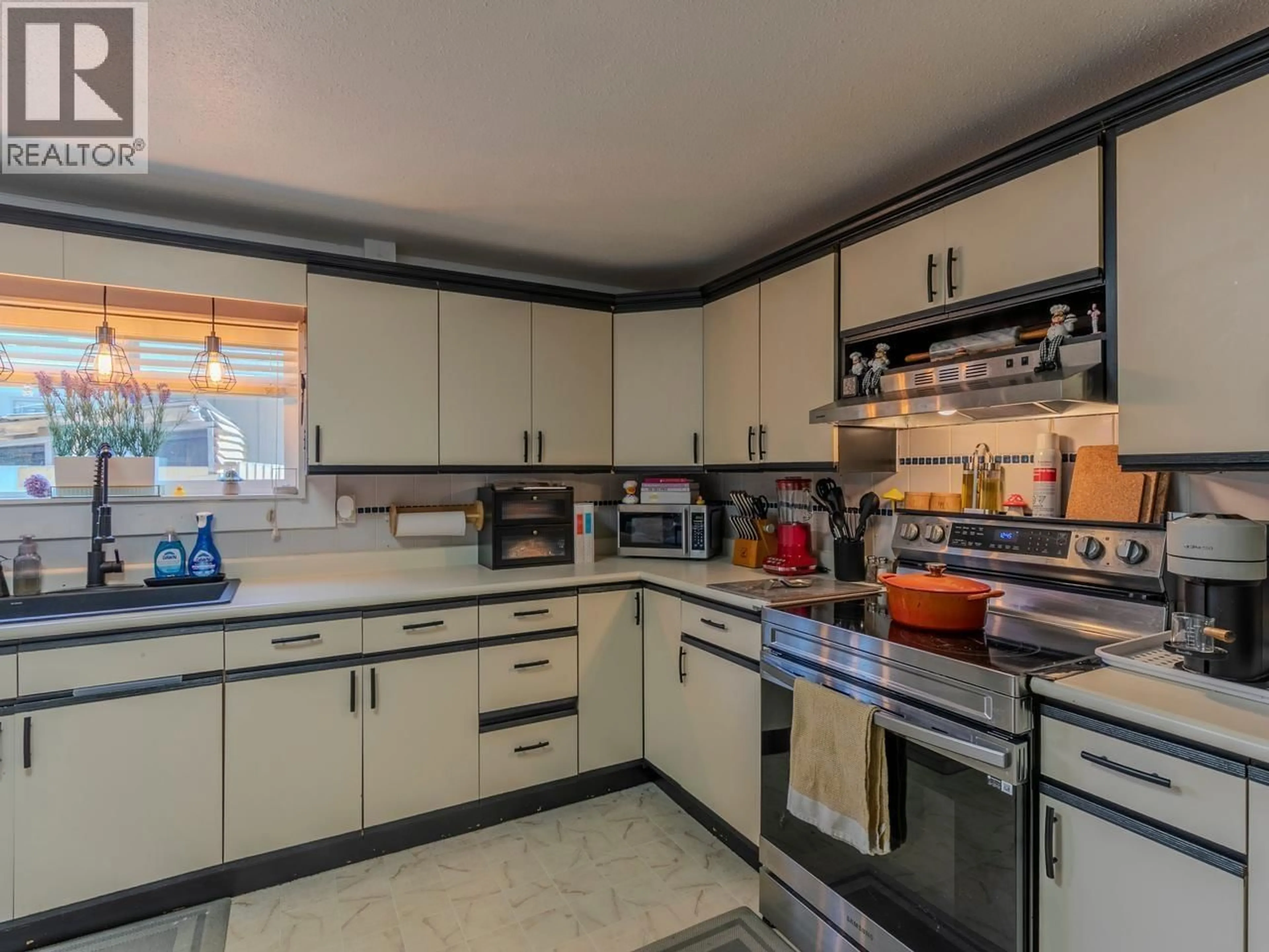 Standard kitchen, unknown for 93 - 40157 GOVERNMENT ROAD, Squamish British Columbia V0N1T0
