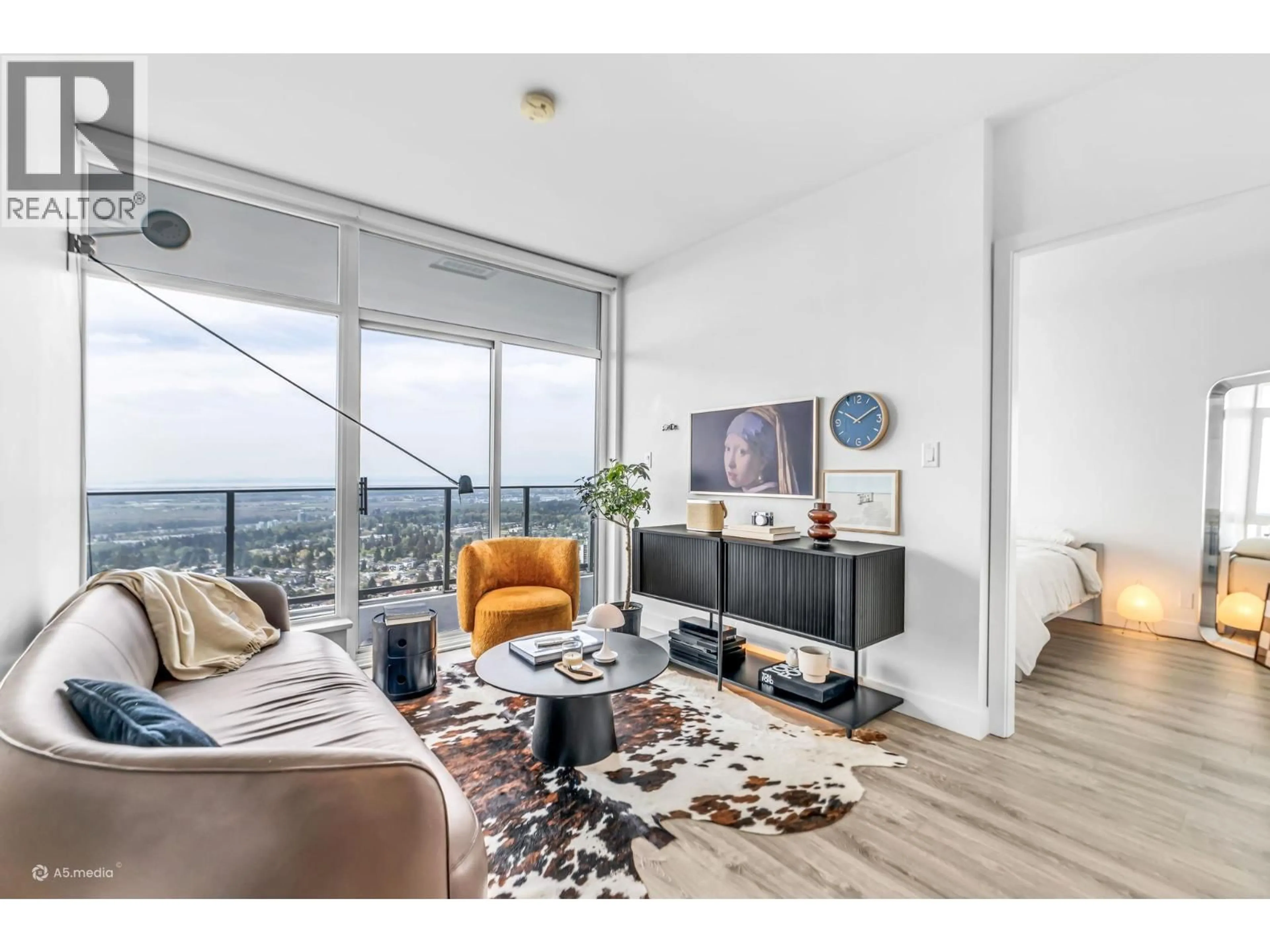 Living room with furniture, wood/laminate floor for 3405 - 6511 SUSSEX AVENUE, Burnaby British Columbia V5H0K5