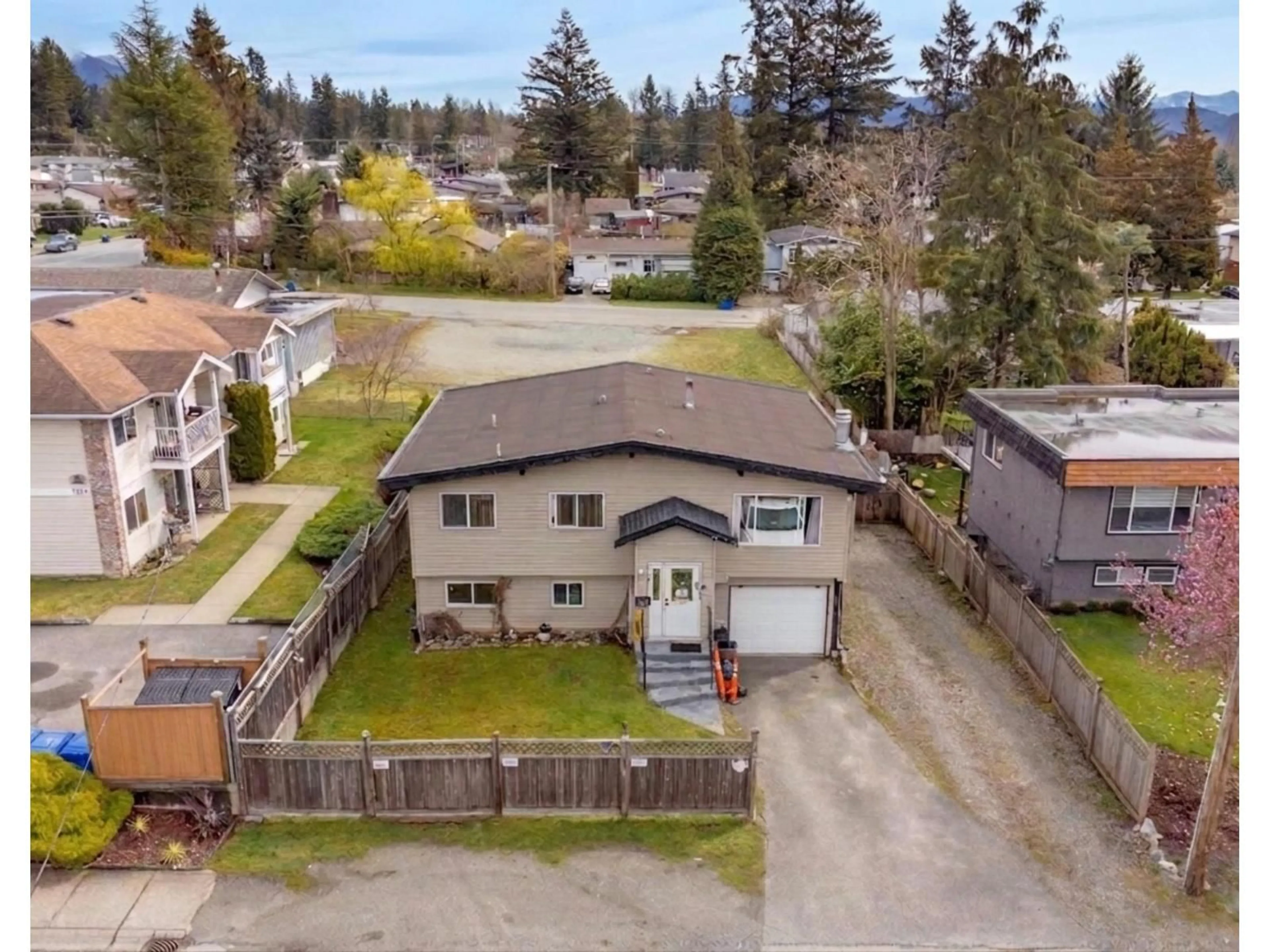 A pic from outside/outdoor area/front of a property/back of a property/a pic from drone, street for 7570 MAY STREET, Mission British Columbia V2V3E1