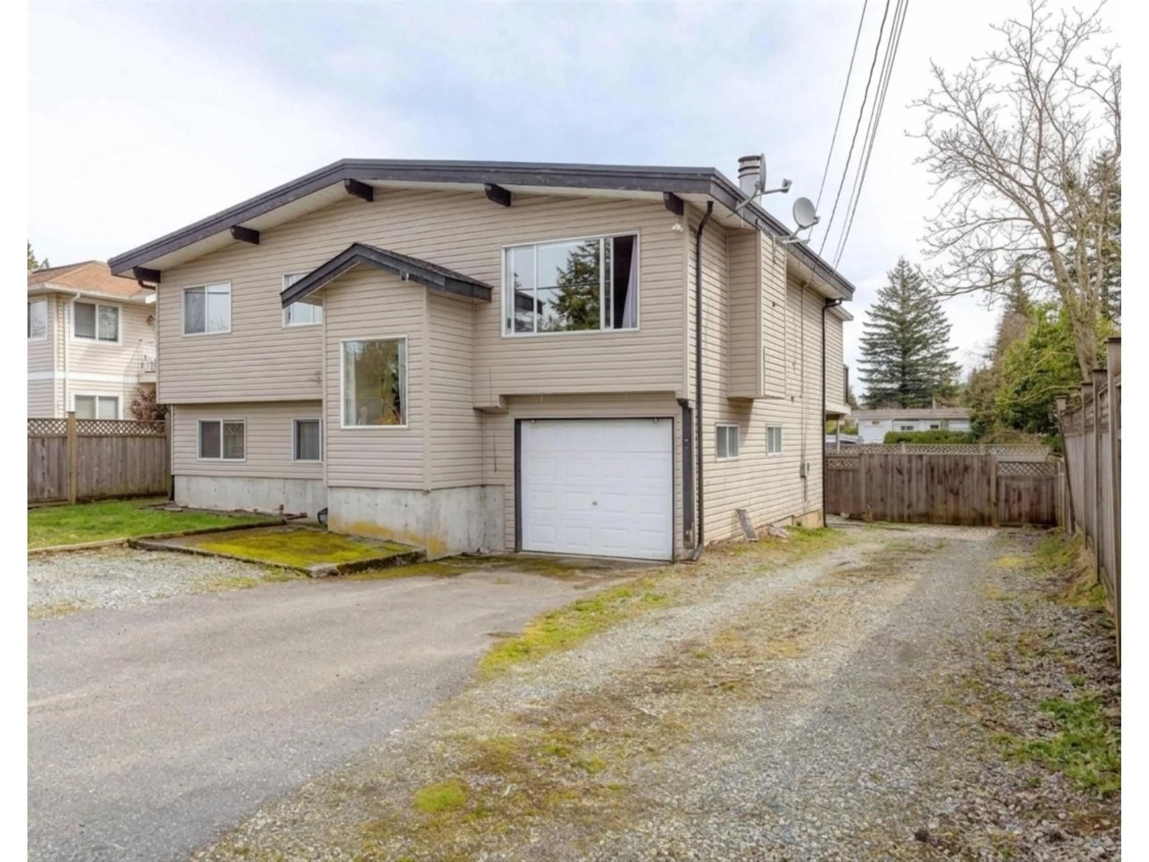 A pic from outside/outdoor area/front of a property/back of a property/a pic from drone, street for 7570 MAY STREET, Mission British Columbia V2V3E1
