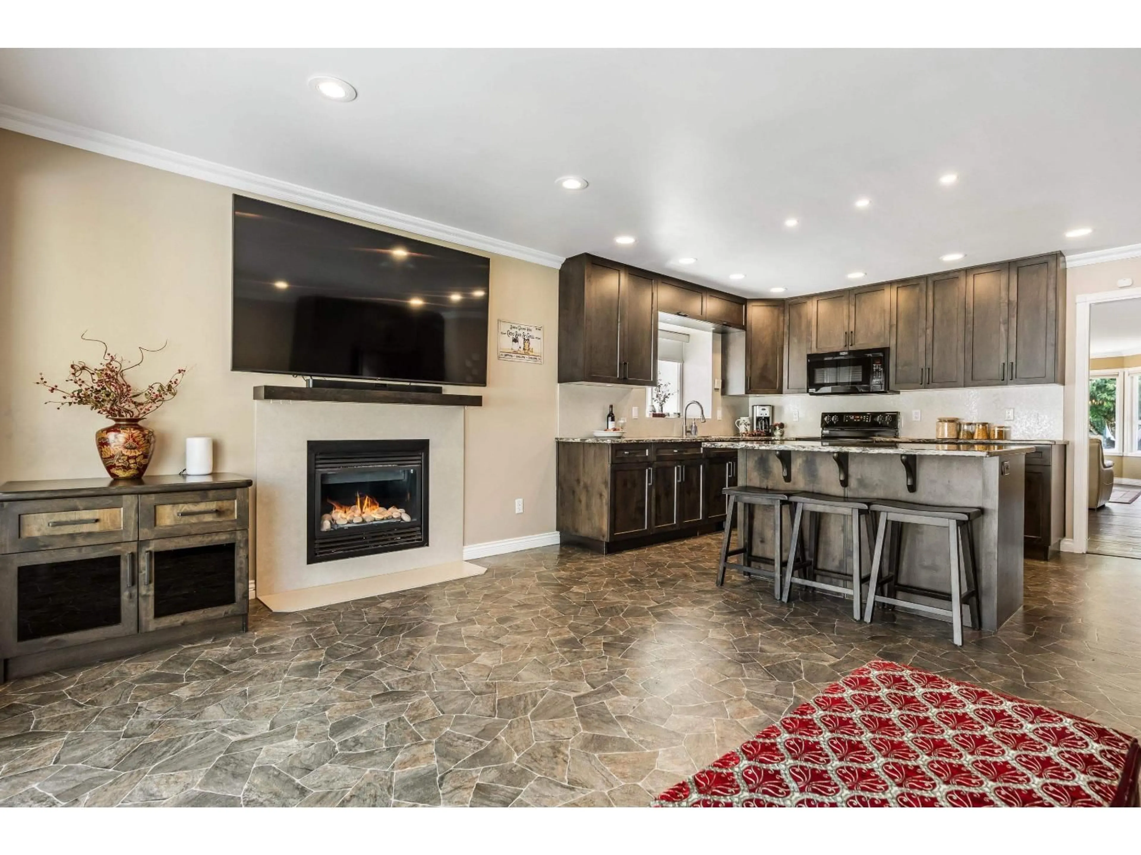 Open concept kitchen, ceramic/tile floor for 46677 RAMONA DRIVE, Chilliwack British Columbia V2P7W6
