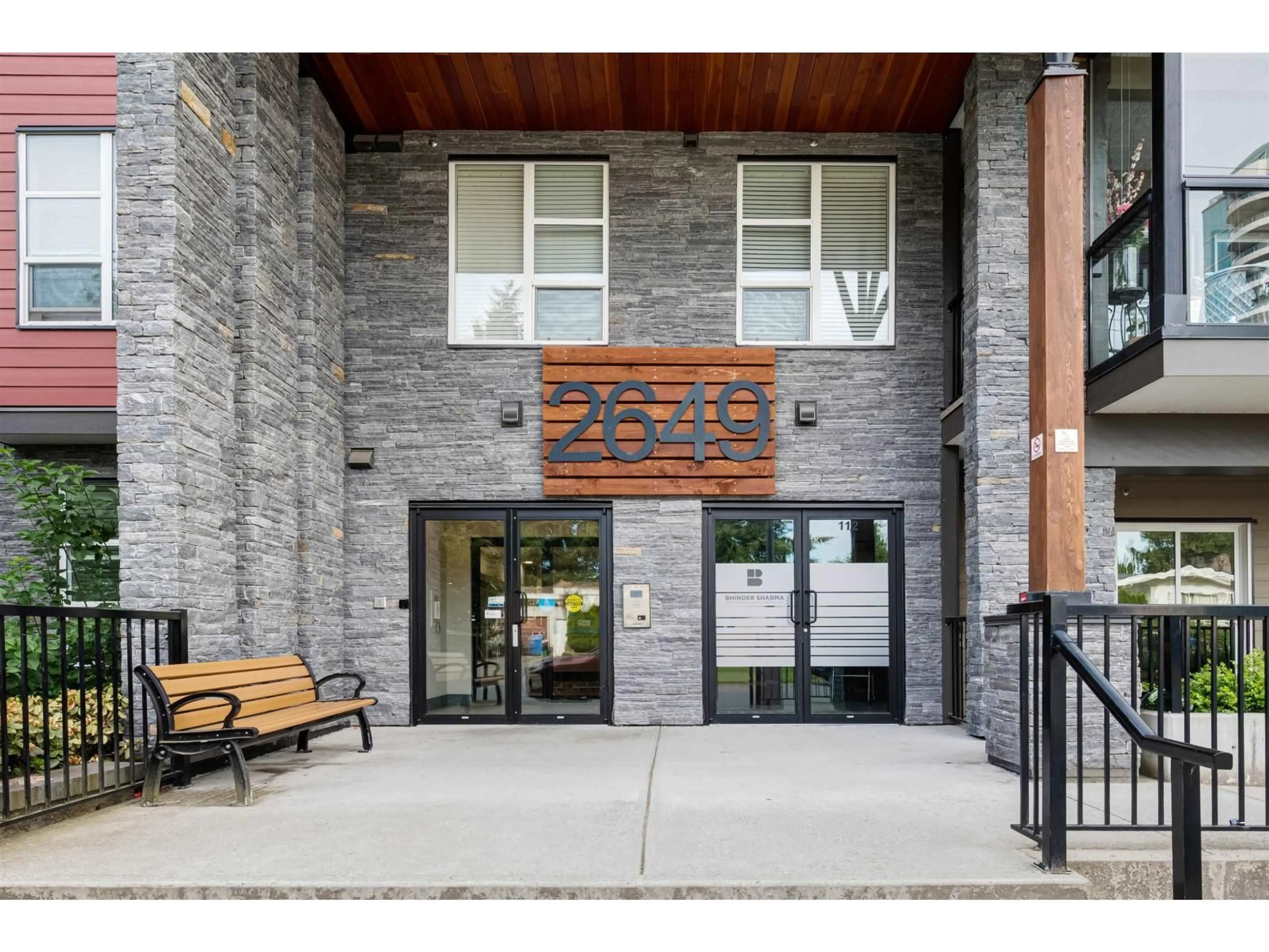 Indoor foyer for 303 - 2649 JAMES STREET, Abbotsford British Columbia V2T3L6