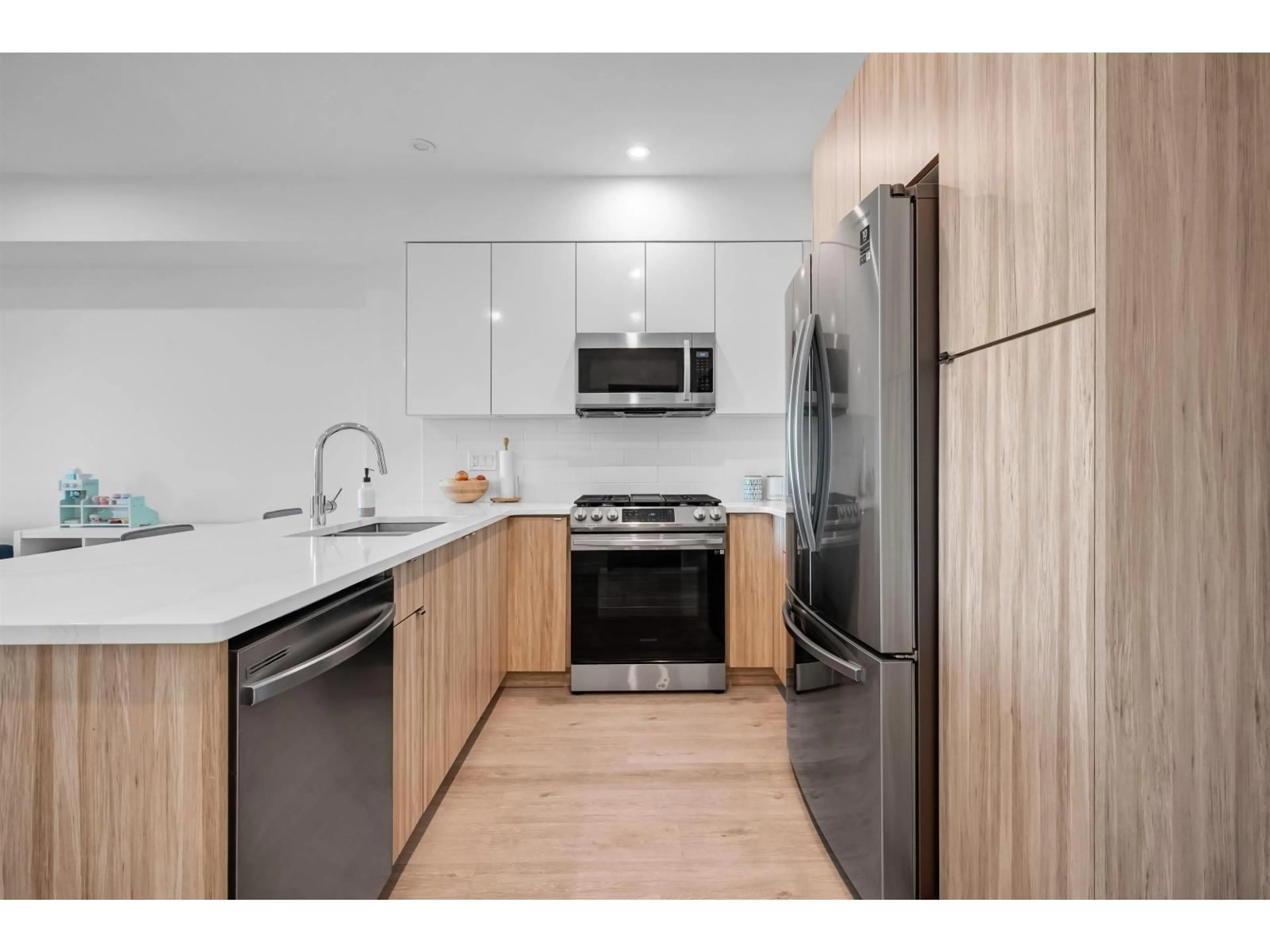 Standard kitchen, wood/laminate floor for 303 - 2649 JAMES STREET, Abbotsford British Columbia V2T3L6