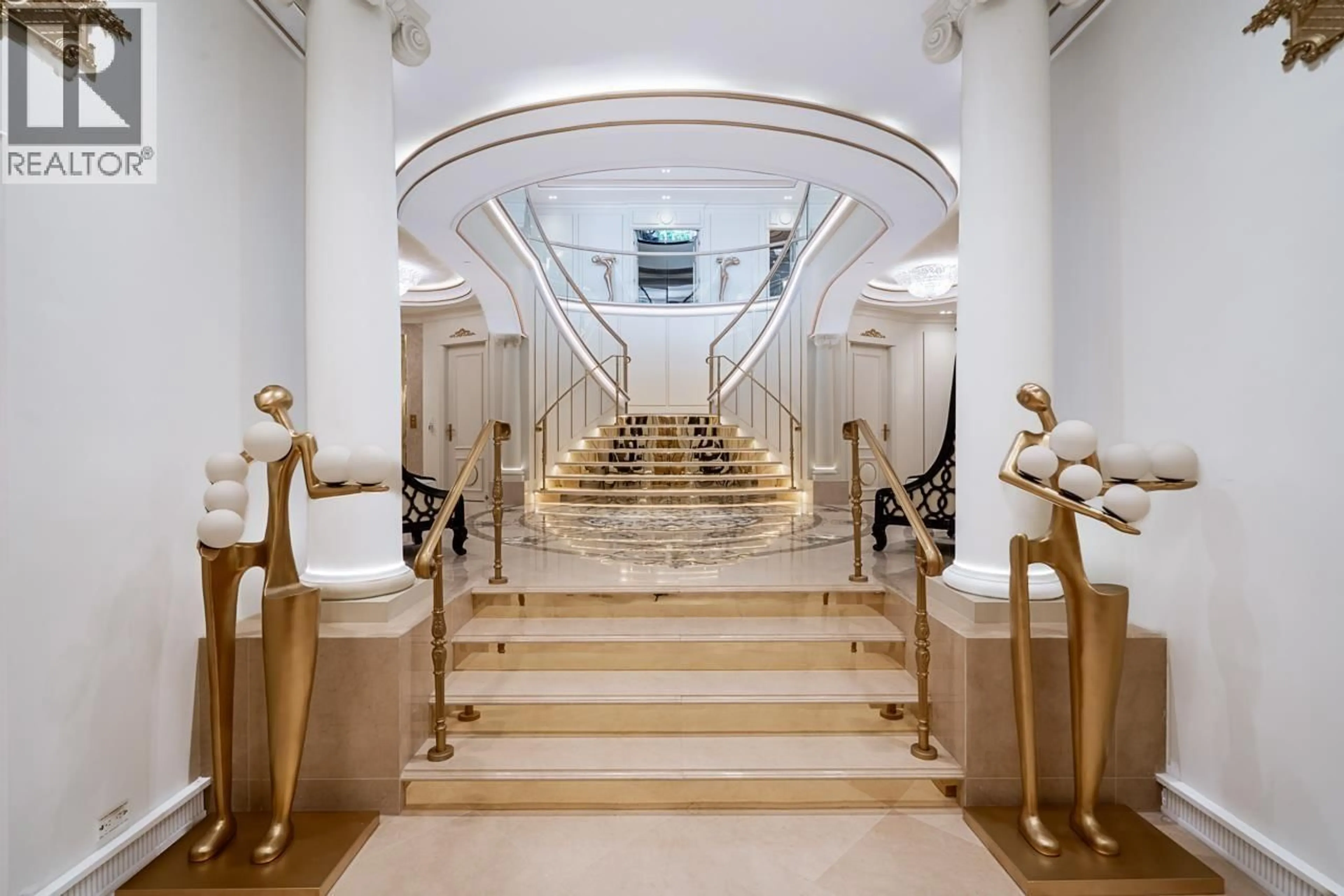 Indoor foyer for 1121 CRESTLINE ROAD, West Vancouver British Columbia V7S3S8