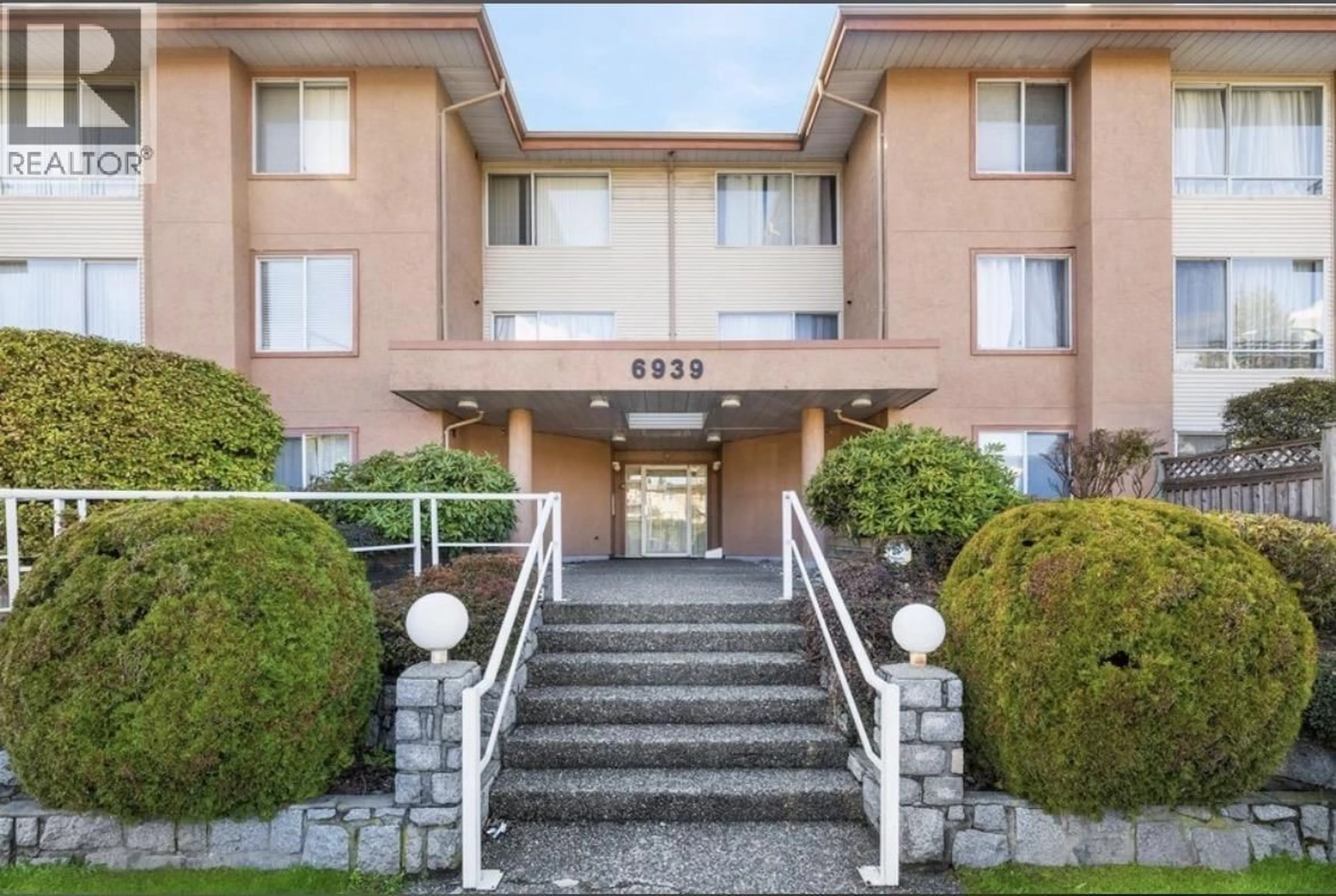 Indoor foyer for 212 - 6939 GILLEY AVENUE, Burnaby British Columbia V5J4W8