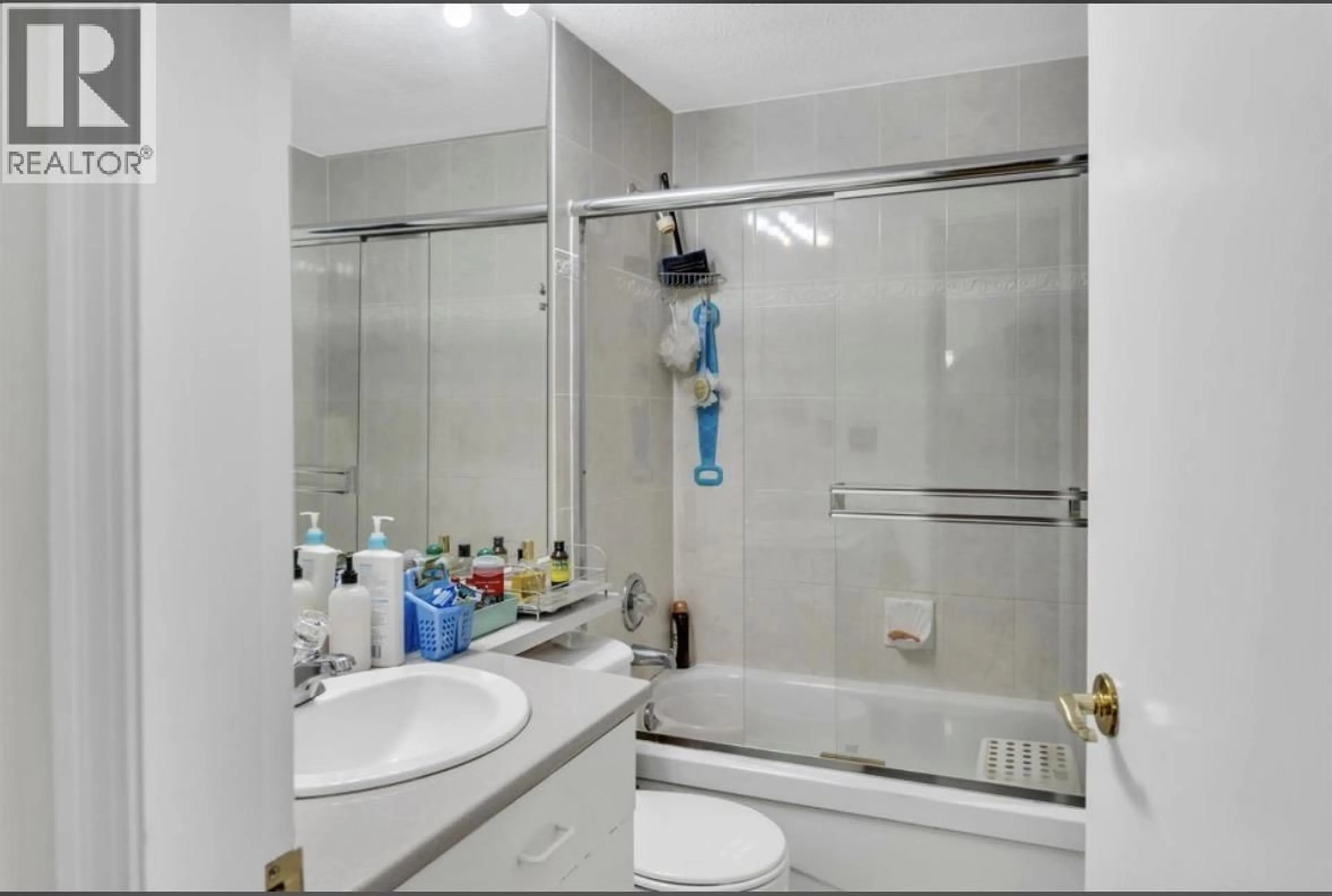 Standard bathroom, ceramic/tile floor for 212 - 6939 GILLEY AVENUE, Burnaby British Columbia V5J4W8