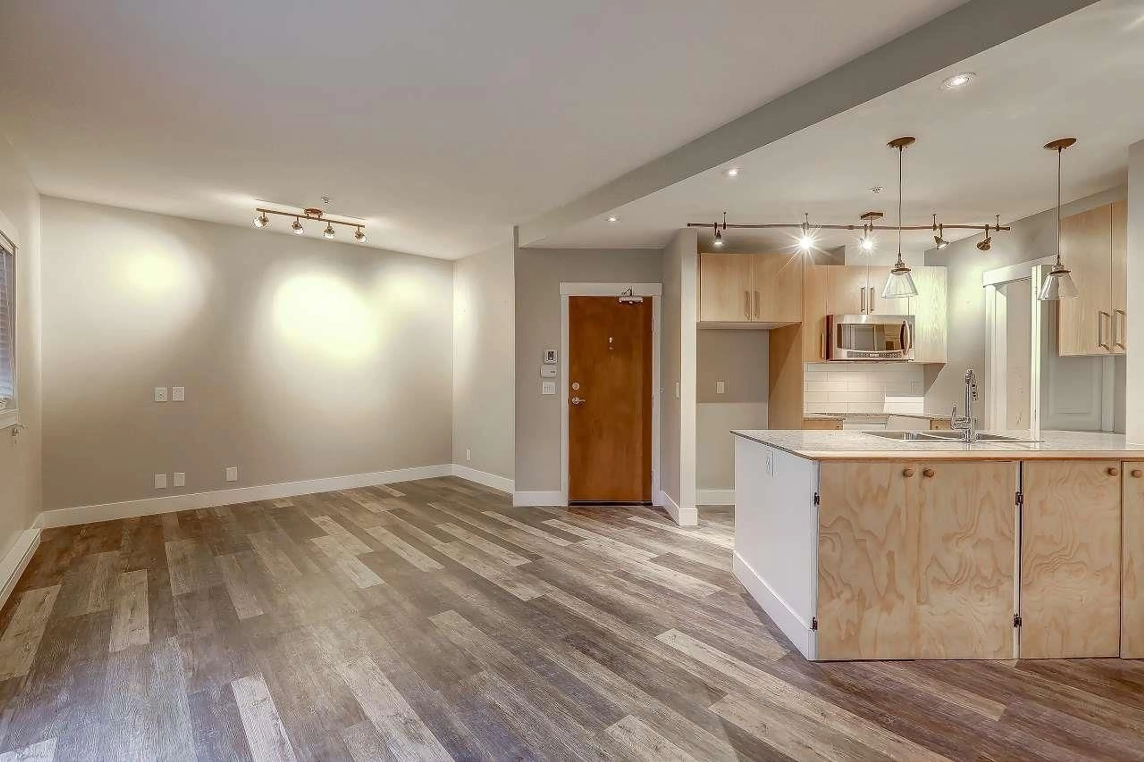 Open concept kitchen, wood/laminate floor for 107 - 2943 NELSON PLACE, Abbotsford British Columbia V2S0C8