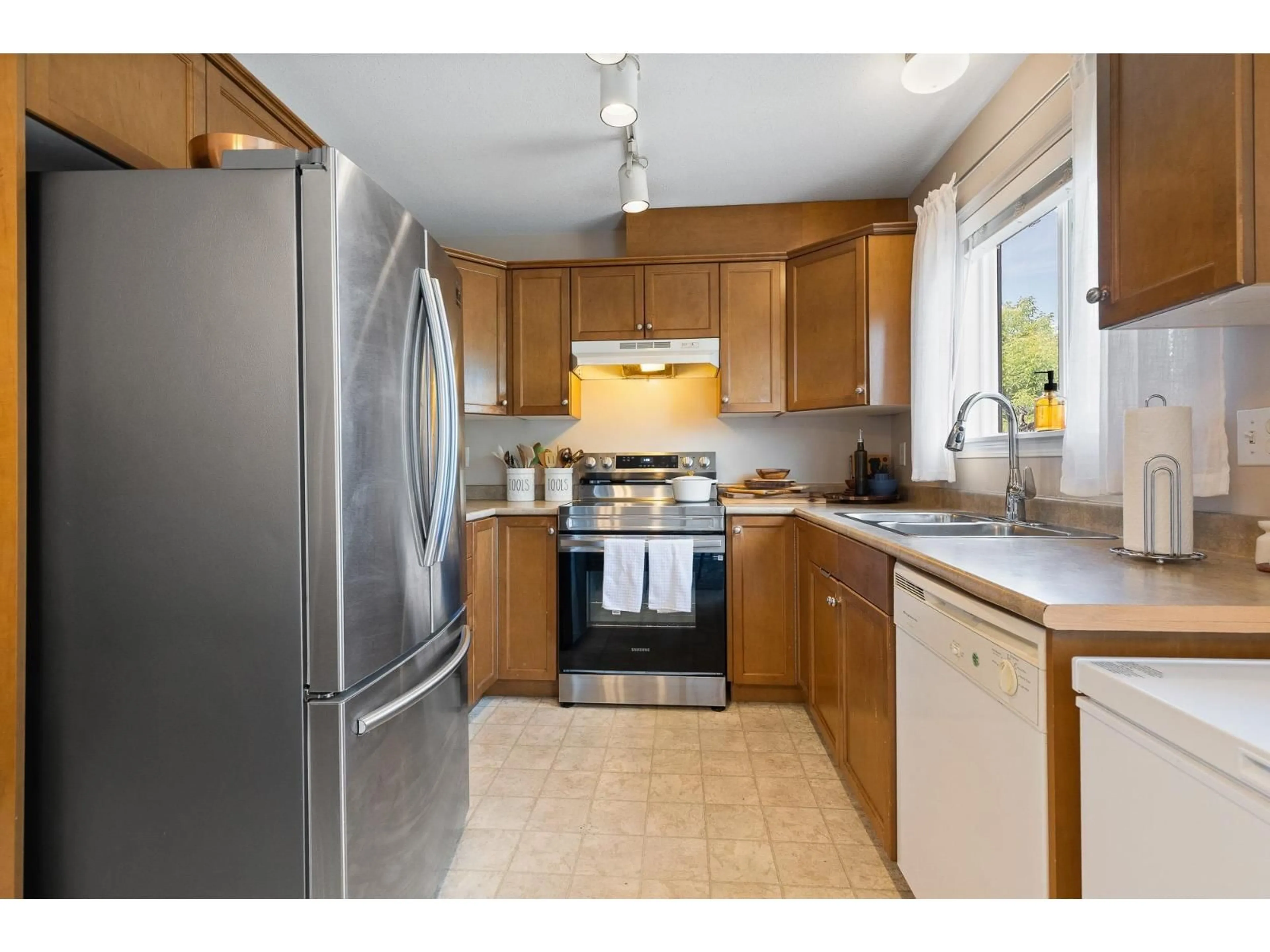 Standard kitchen, unknown for 3 - 46345 PRINCESS AVENUE, Chilliwack British Columbia V2P2B2