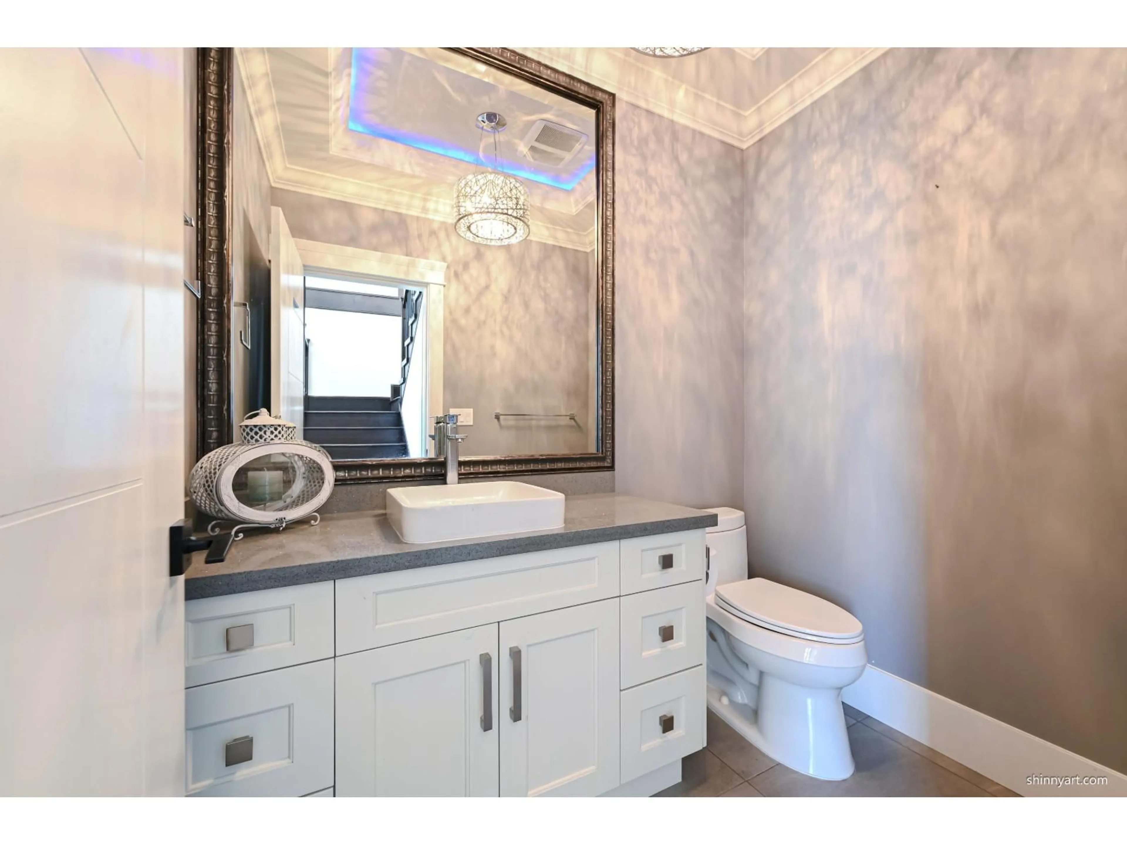 Contemporary bathroom, ceramic/tile floor for 15807 BUENA VISTA AVENUE, White Rock British Columbia V4B2A2