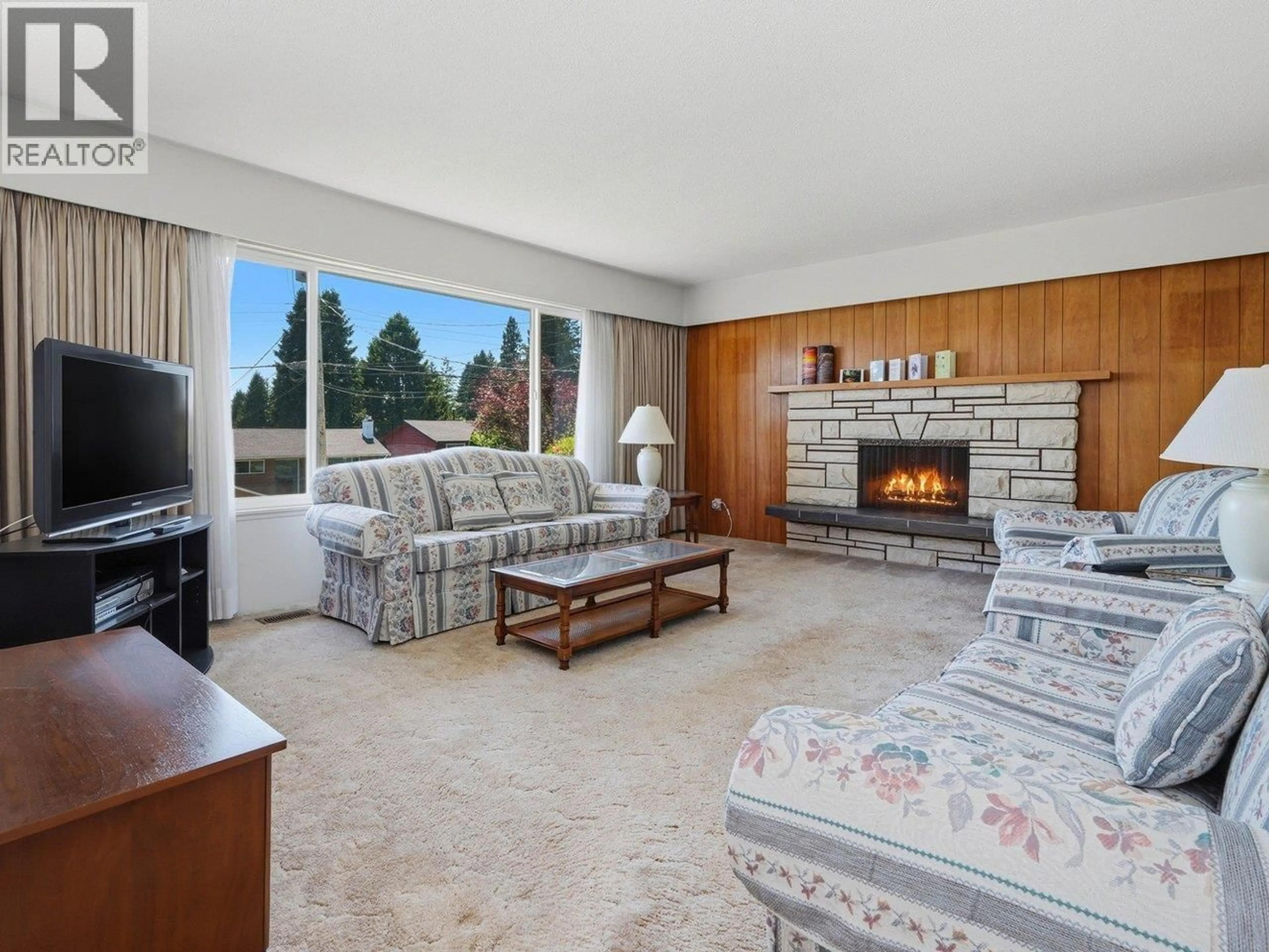 Living room with furniture, carpet floor for 1218 CHAMBERLAIN DRIVE, North Vancouver British Columbia V7K1P3