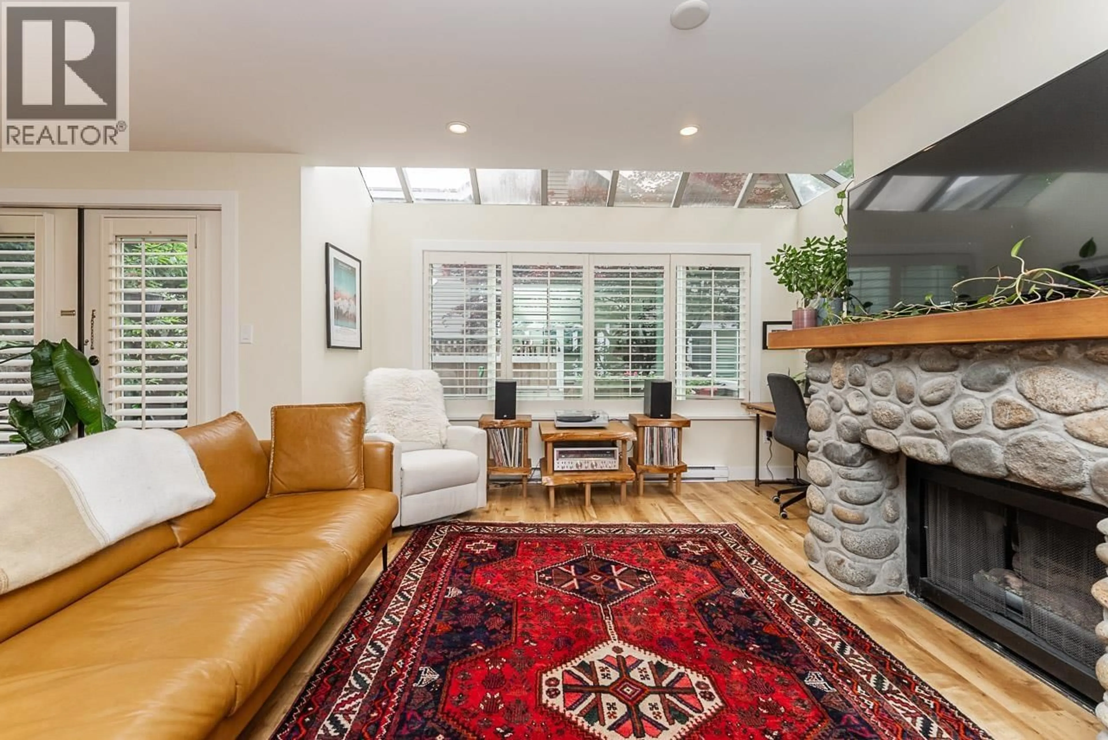 Living room with furniture, unknown for 5 - 219 8TH STREET, North Vancouver British Columbia V7L1Y9
