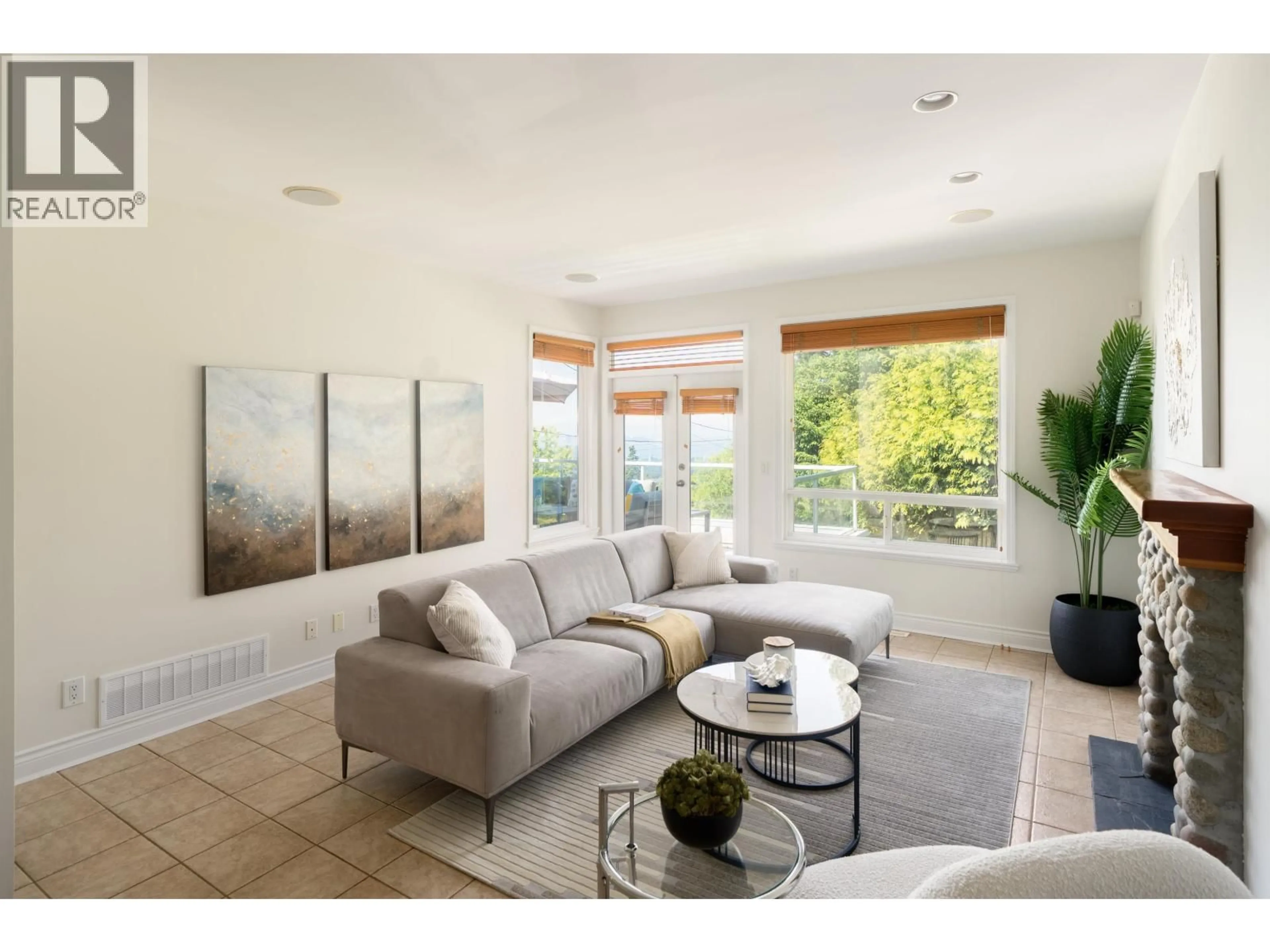 Living room with furniture, ceramic/tile floor for 4080 ST. PAULS AVENUE, North Vancouver British Columbia V7N1T5