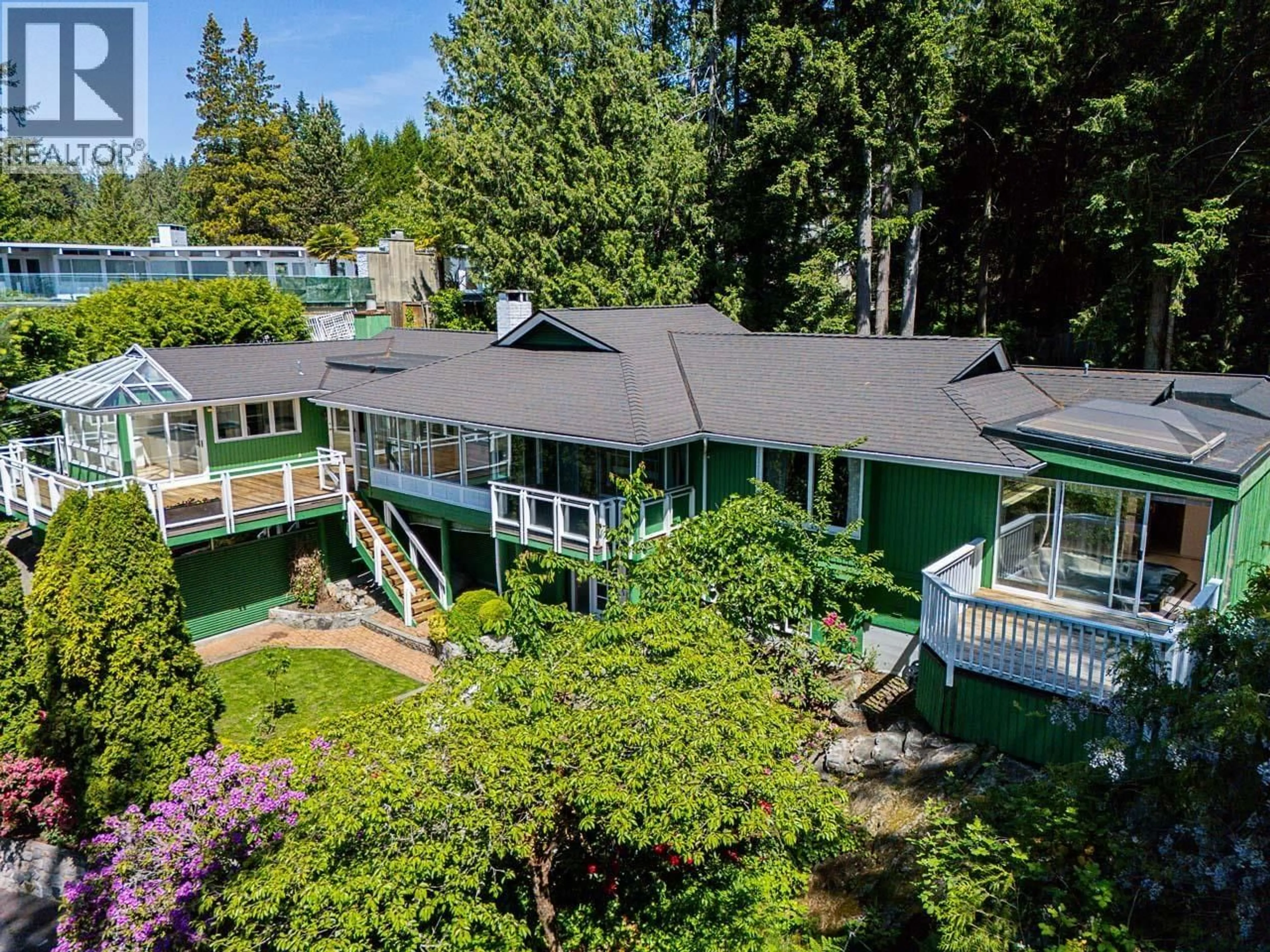 A pic from outside/outdoor area/front of a property/back of a property/a pic from drone, unknown for 4415 WOODCREST ROAD, West Vancouver British Columbia V7S2W2