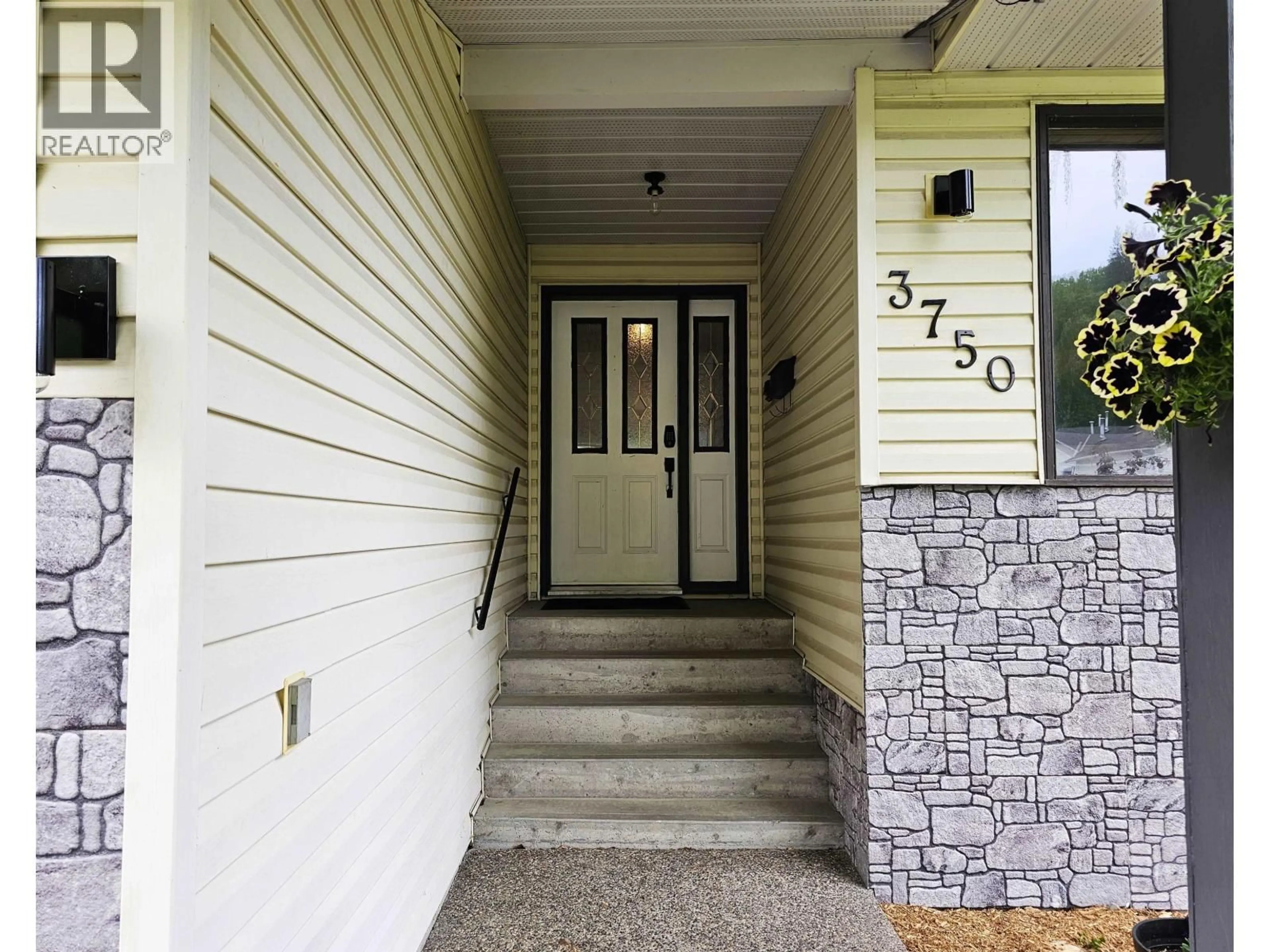 Indoor entryway for 3750 JAMES DRIVE, Prince George British Columbia V2N4V1