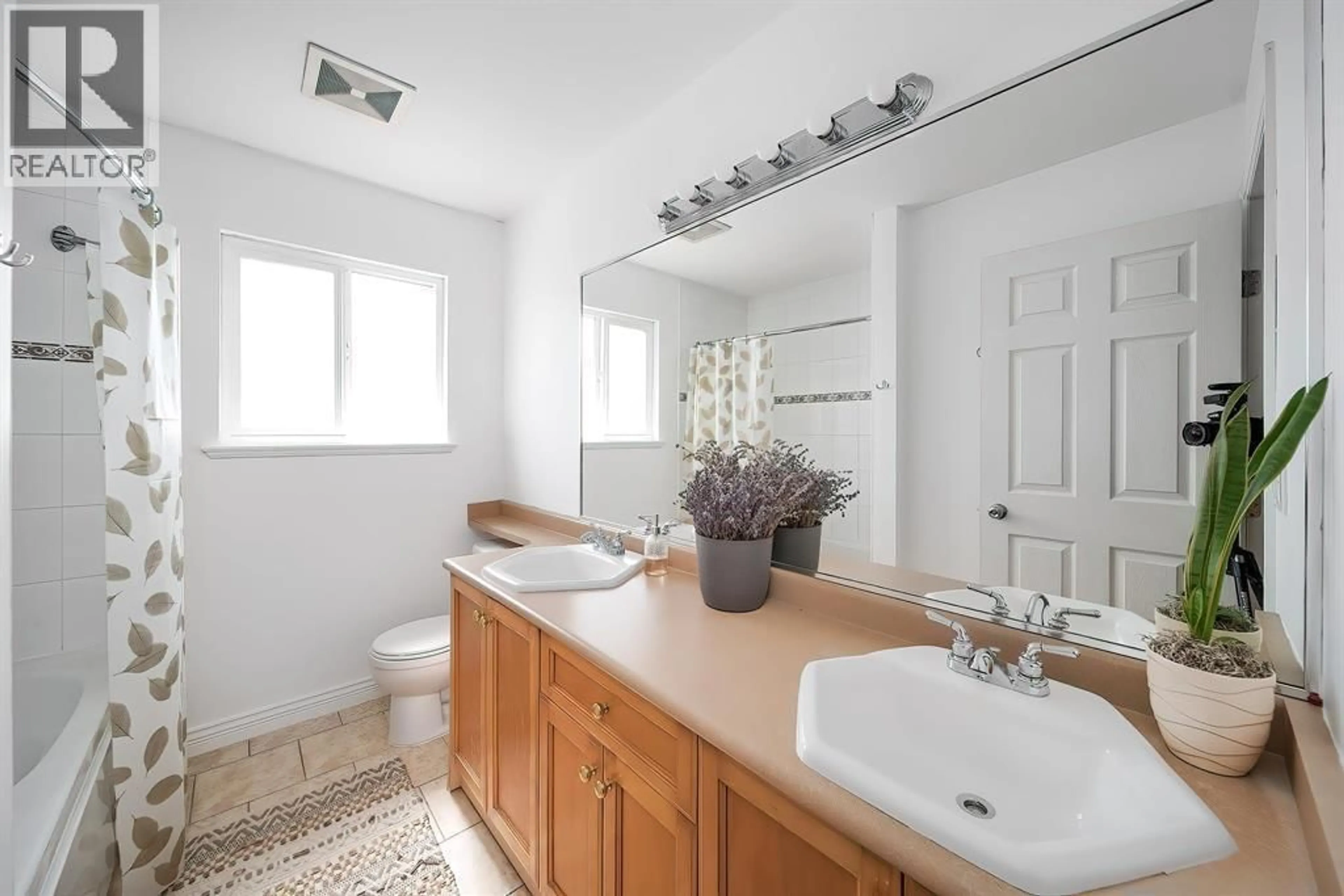 Standard bathroom, ceramic/tile floor for 4573 NO. 5 ROAD, Richmond British Columbia V6X2V5