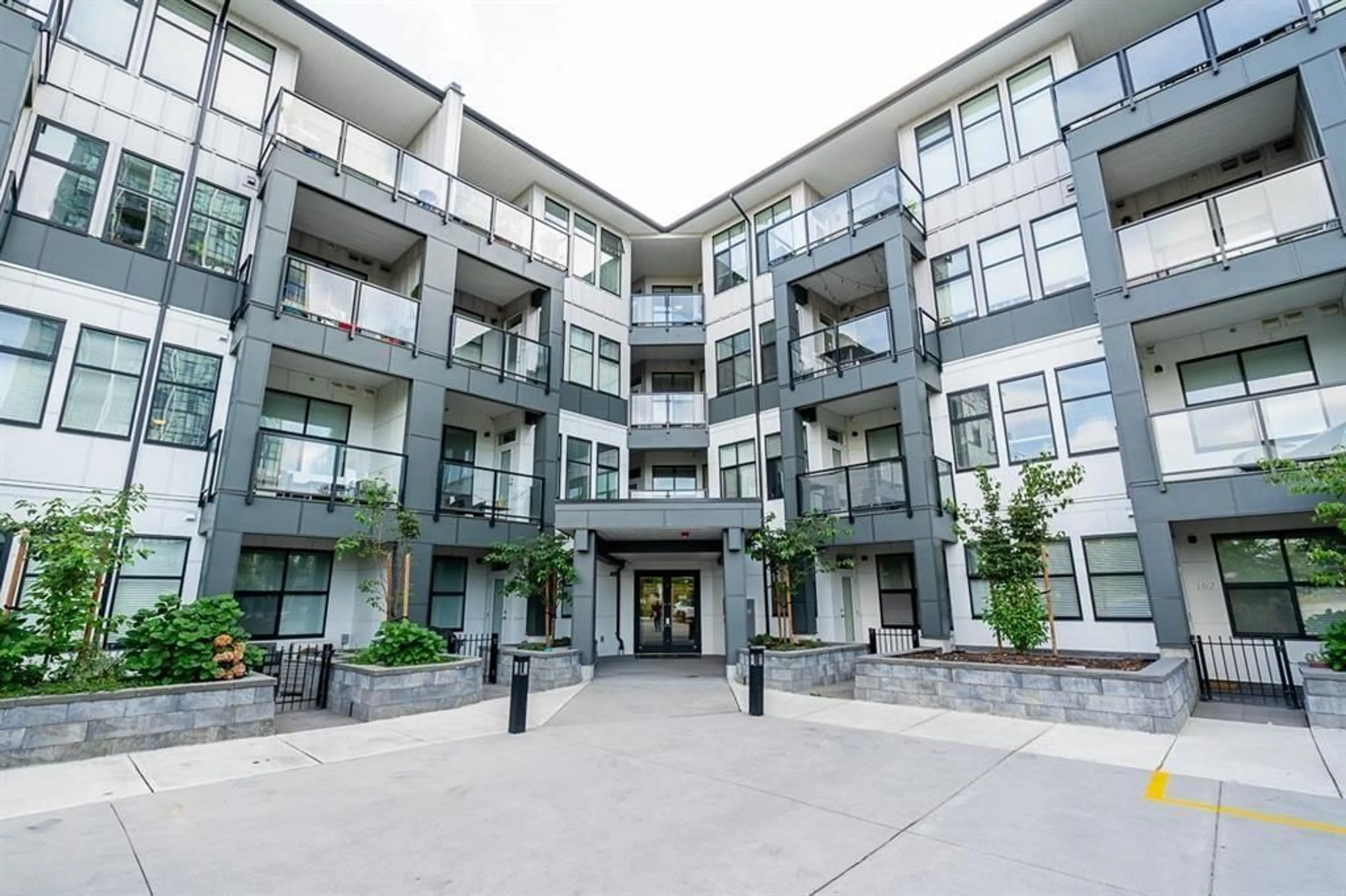 Patio, building for 119 - 2120 GLADWIN ROAD, Abbotsford British Columbia V2S0L7